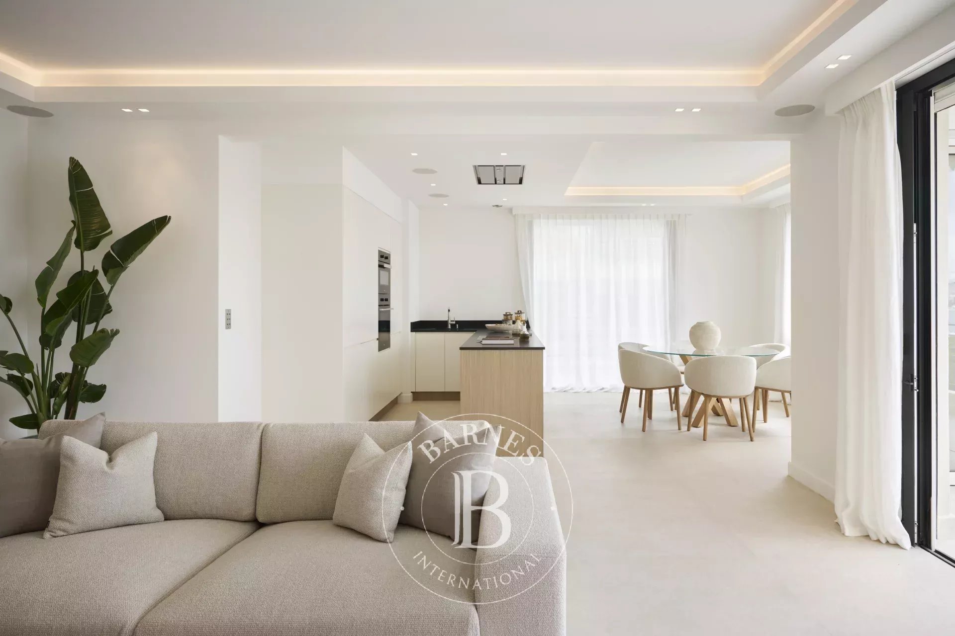 CANNES POINTE CROISETTE - 2 BEDROOMS - TERRACE - SEA VIEW