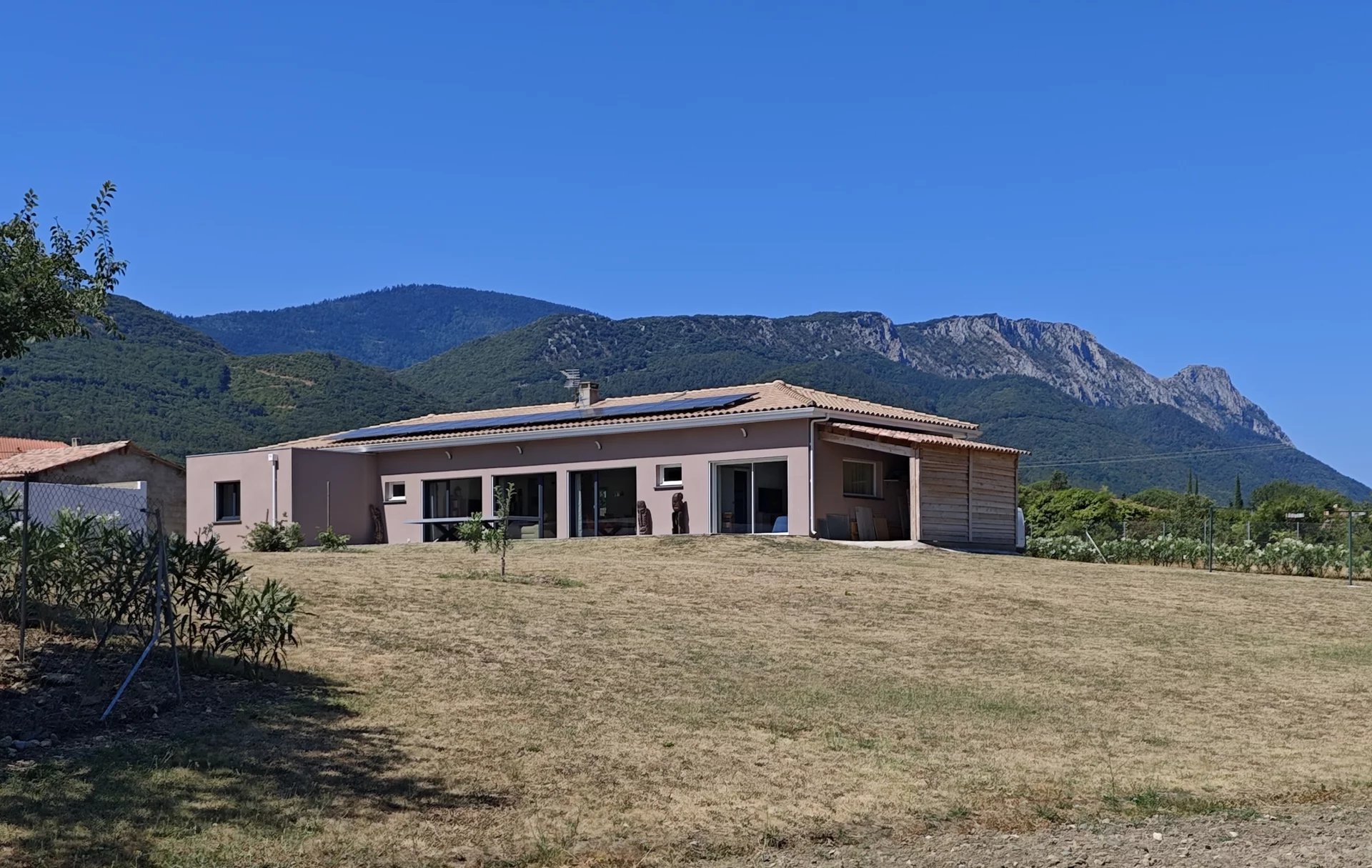 Caudies-de- Fenouillèdes : Contemporary, single-storey villa with mountain views