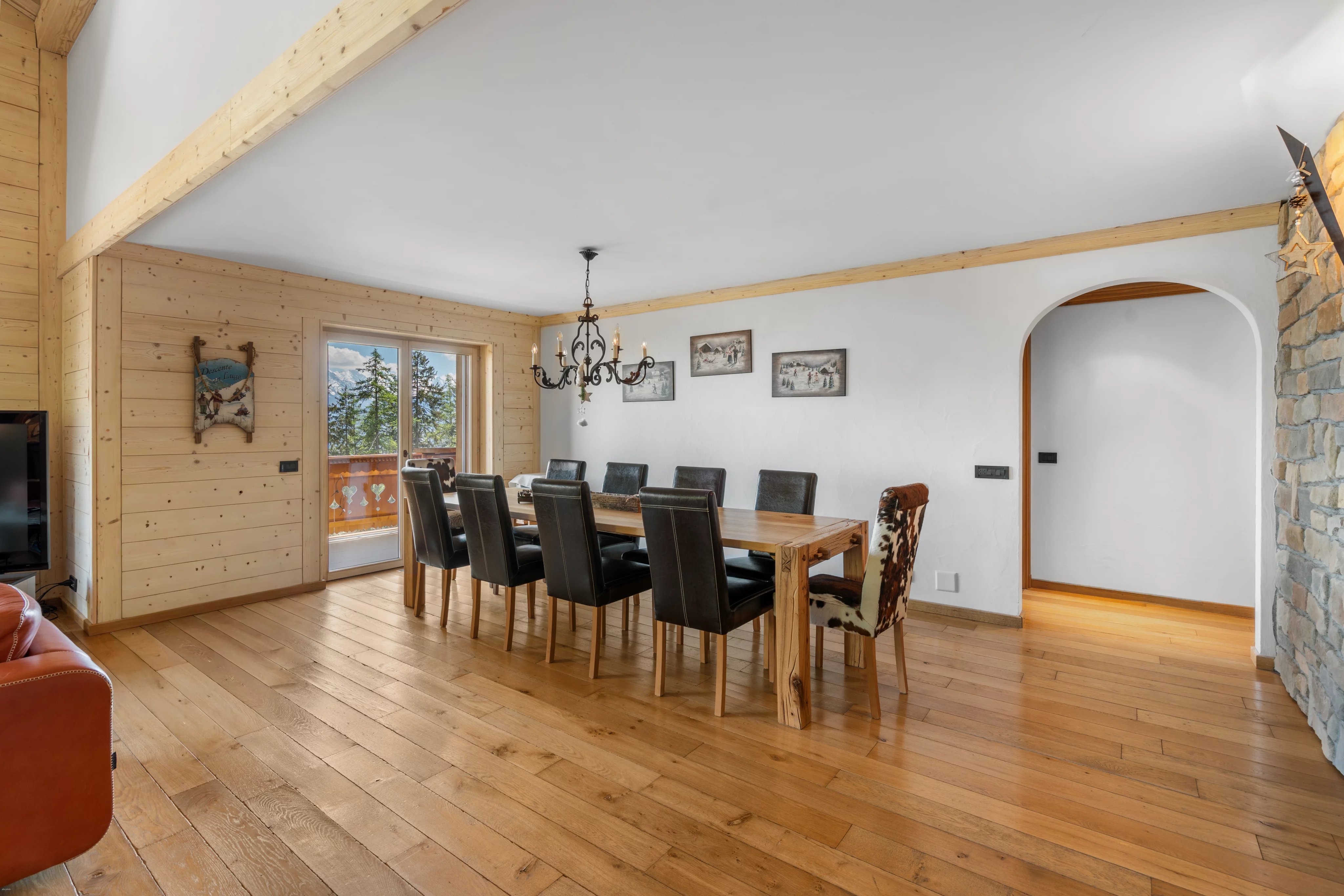 Magnificent 4-bedroom apartment with stunning views and 4 parking places.