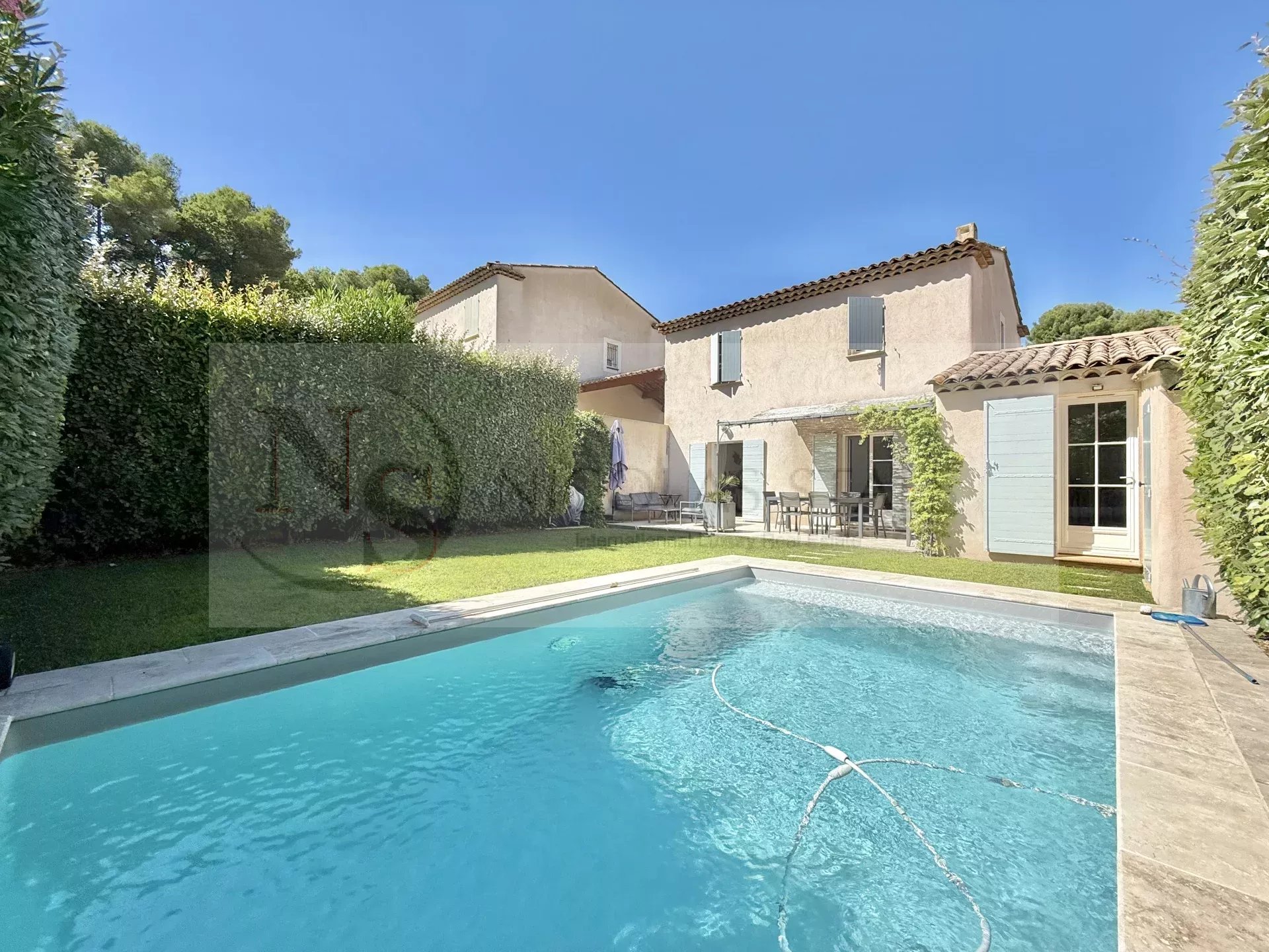 EGUILLES / VILLA RÉCENTE DOMAINE SÉCURISÉ