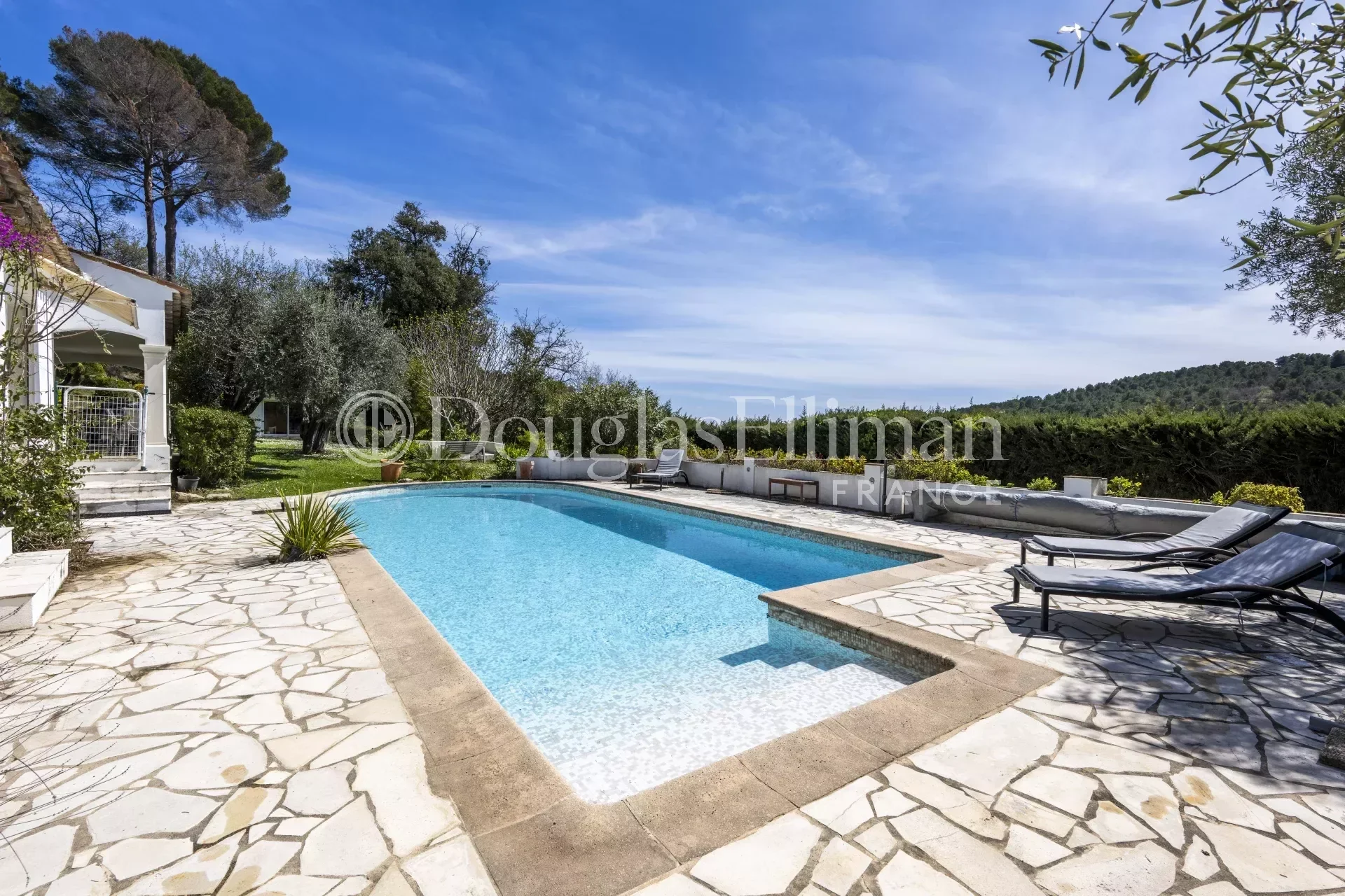 OPIO – Propriété avec deux studios, un grand jardin et une piscine - Image nᵒ3