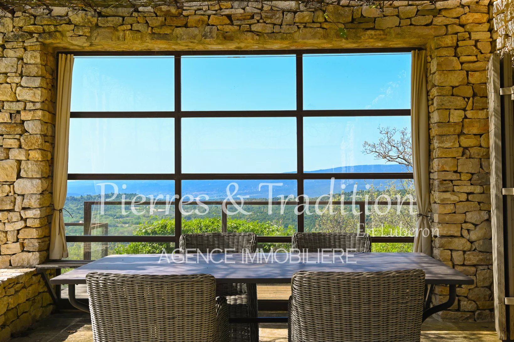 Luberon, renovated stone sheepfold with panoramic view