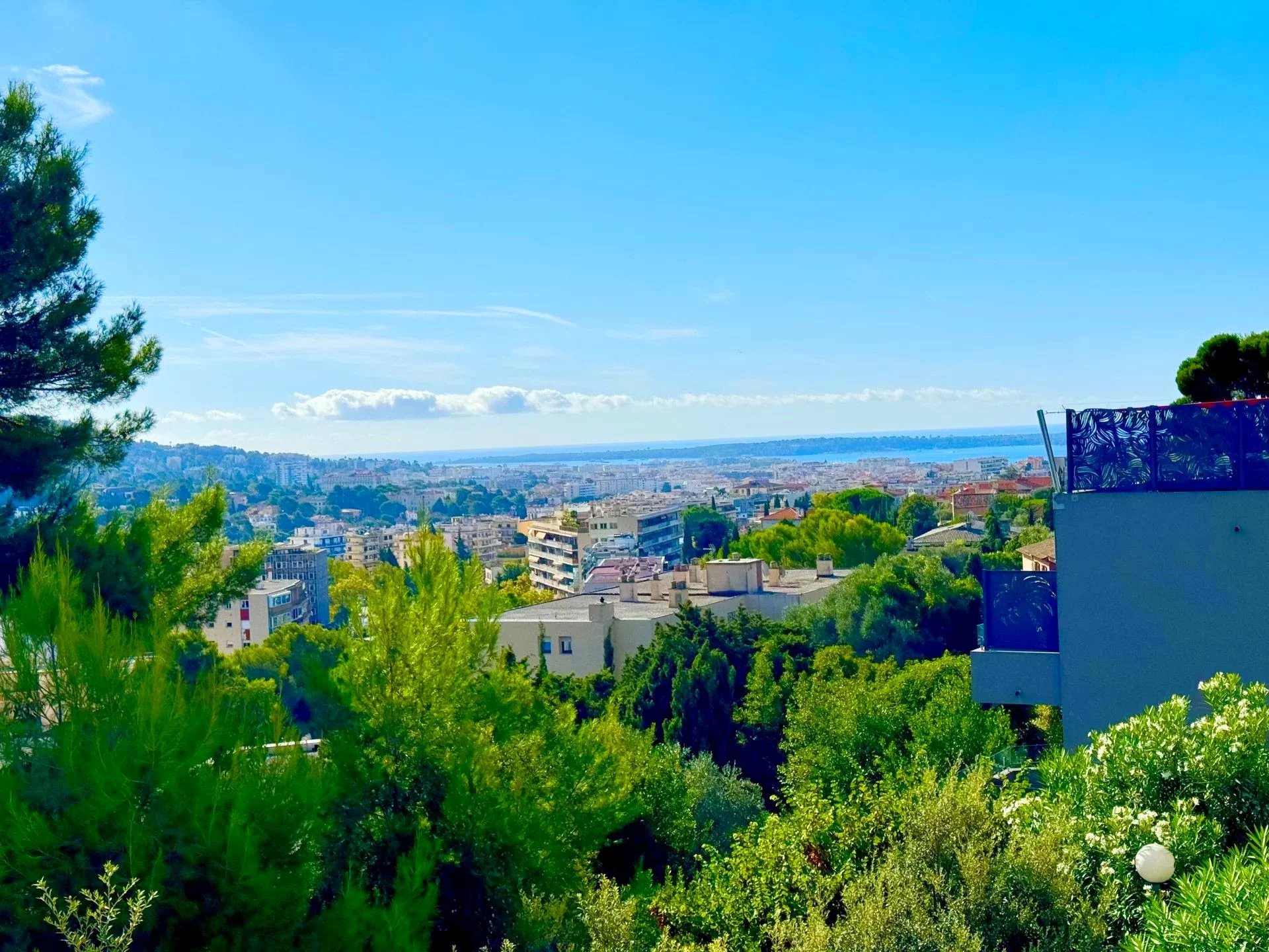 Le Cannet 3-room renovated flat for sale with sea view and beautiful terrace
