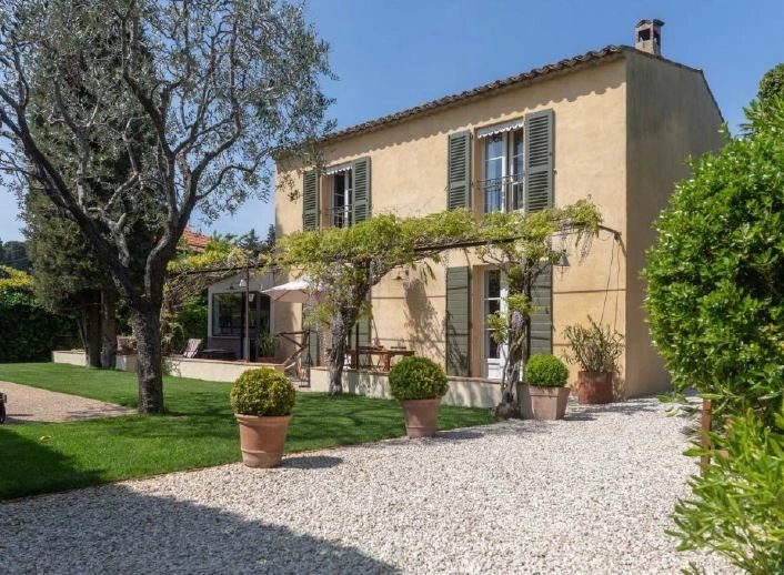 PROVENCAL VILLA NEAR THE CITY CENTER OF JUAN LES PINS