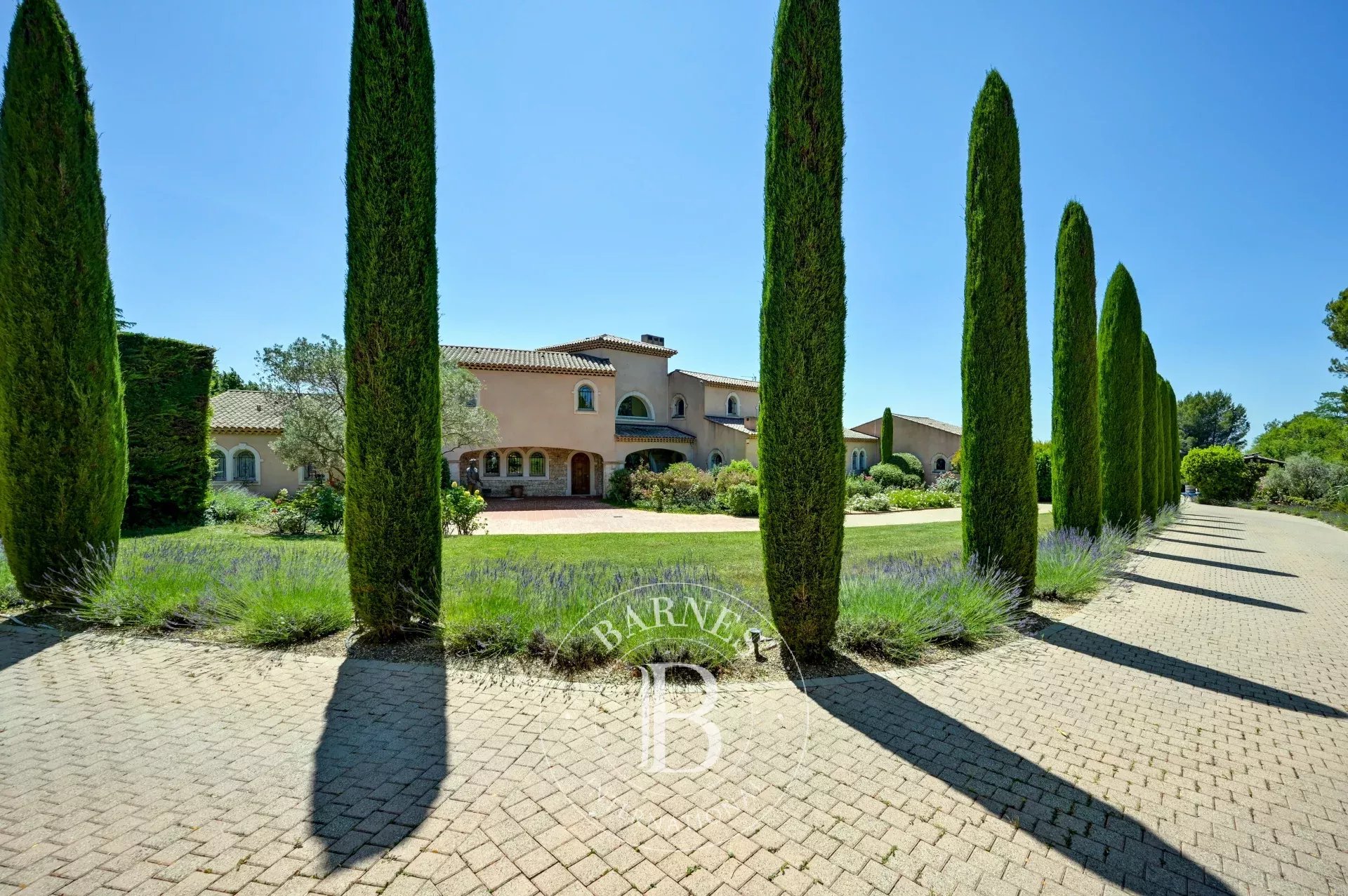 AIX-EN-PROVENCE – ARCHITECT VILLA – 6 SUITES – INFINITY POOL – LANDSCAPED GARDEN 1,1 HA - picture 19