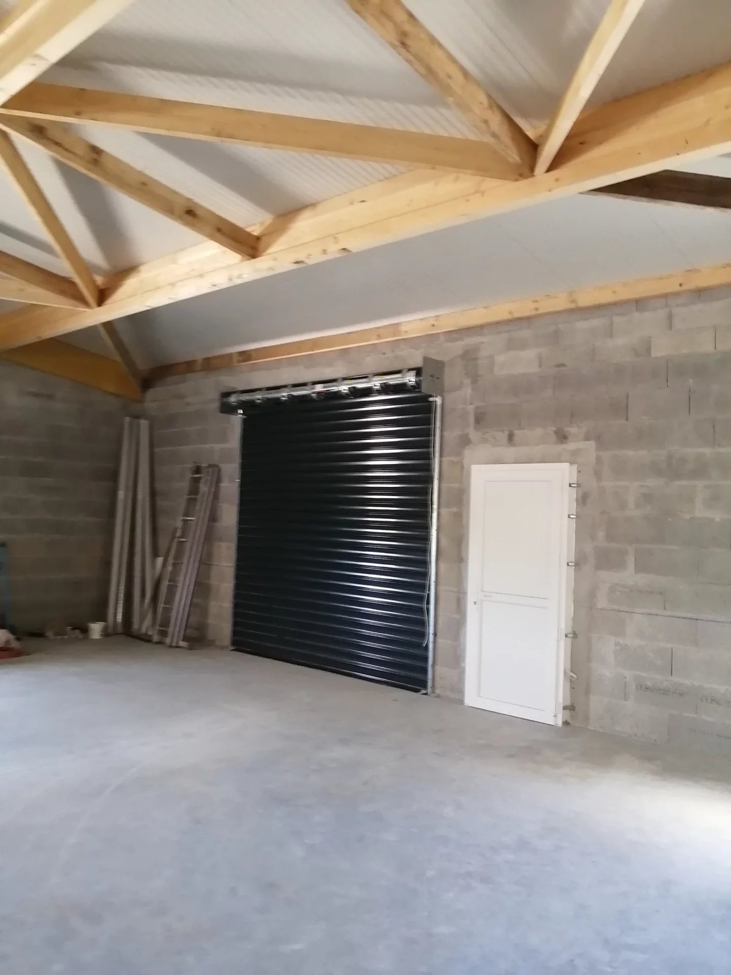 Atelier traversant 197 m2 La Rochelle Sud