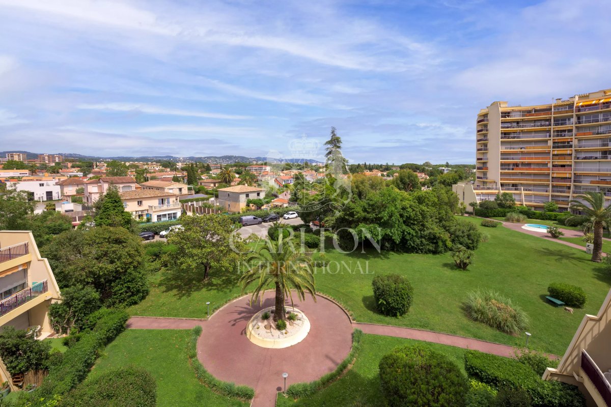 Mandelieu – Cannes Marina – F2 with garage and swimming pool