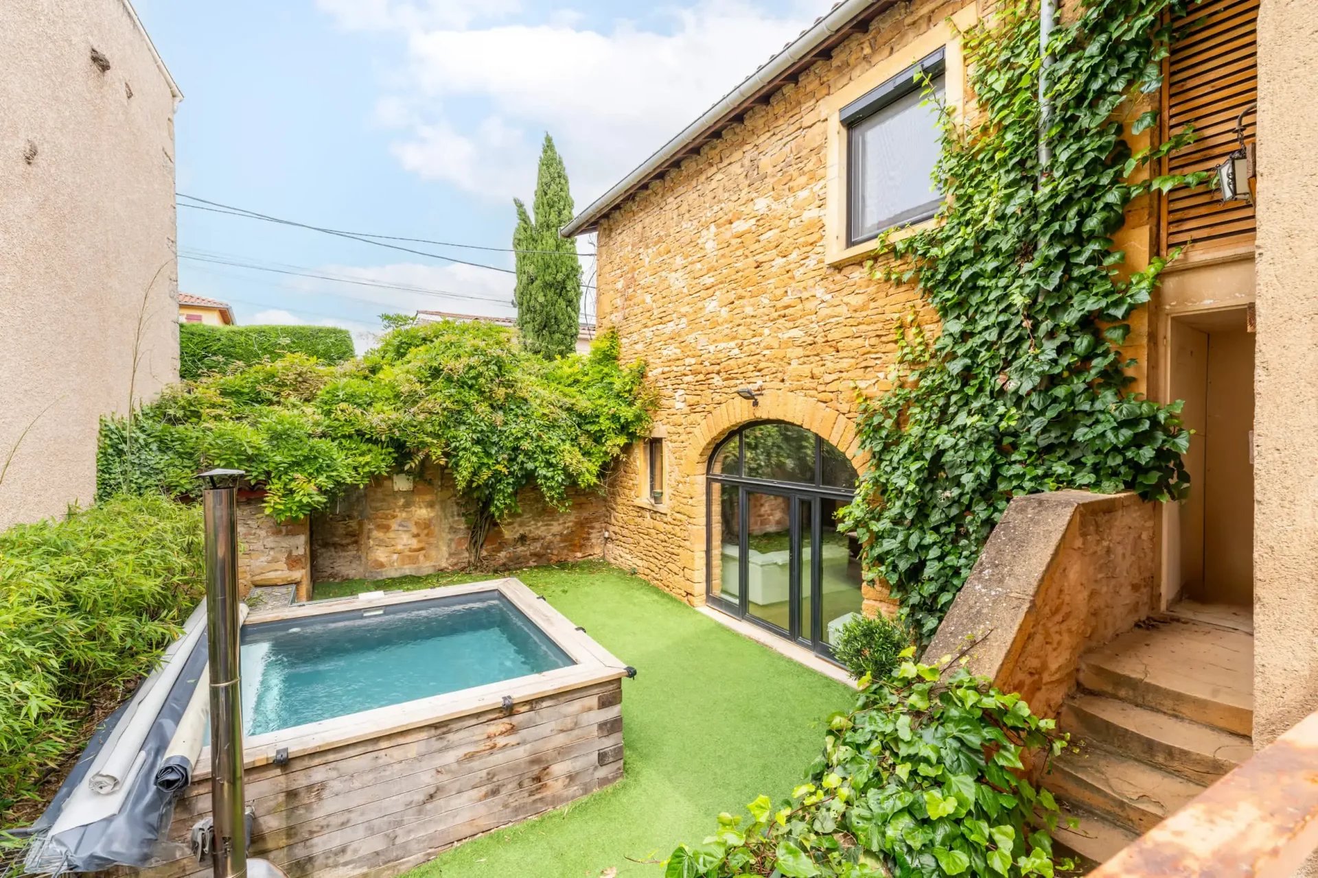 Maison d'environ 255 m² dans un hameau de Châtillon 69380