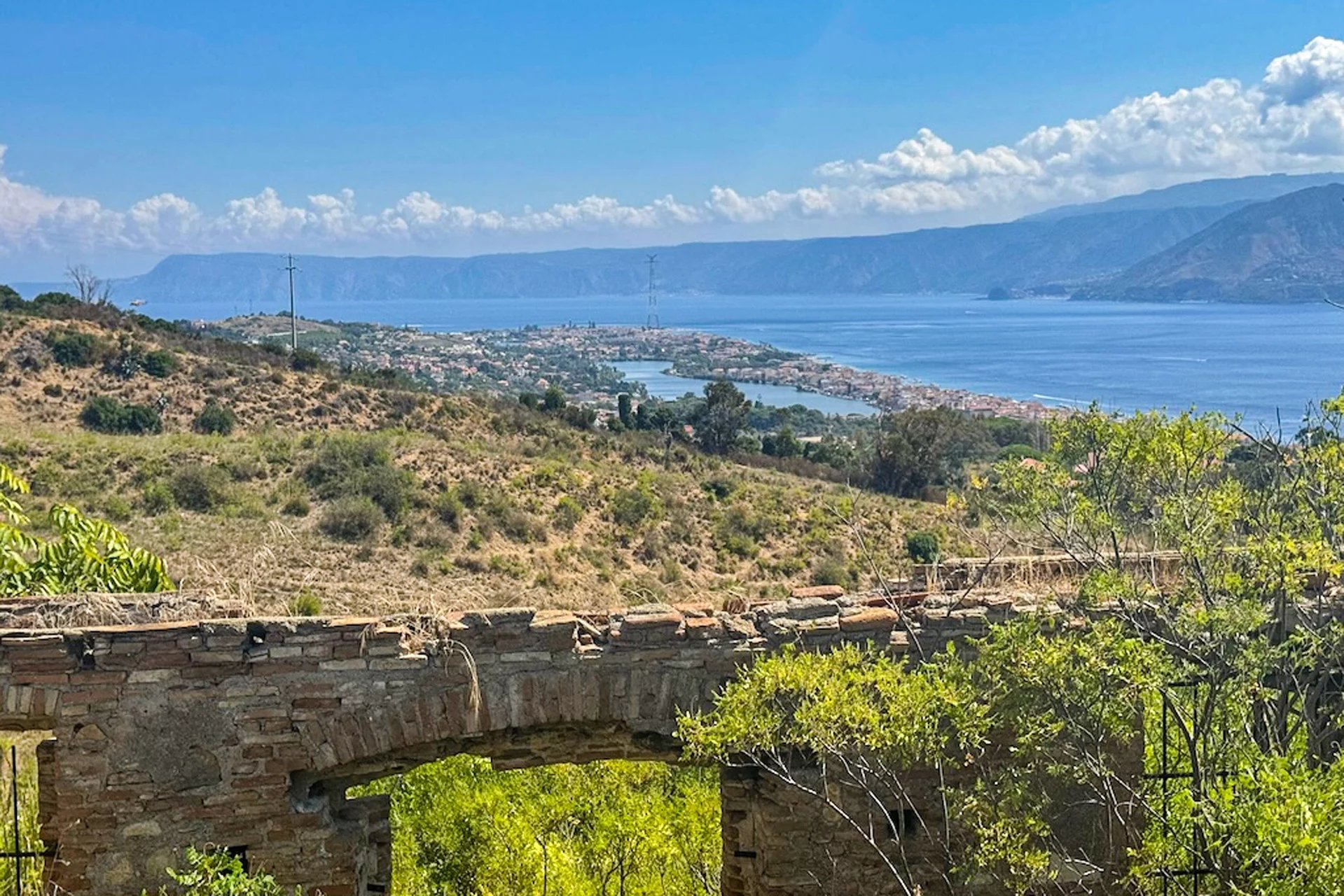  CASALE DA RISTRUTTURARE IN VENDITA SULLO STRETTO DI MESSINA, SICILIA