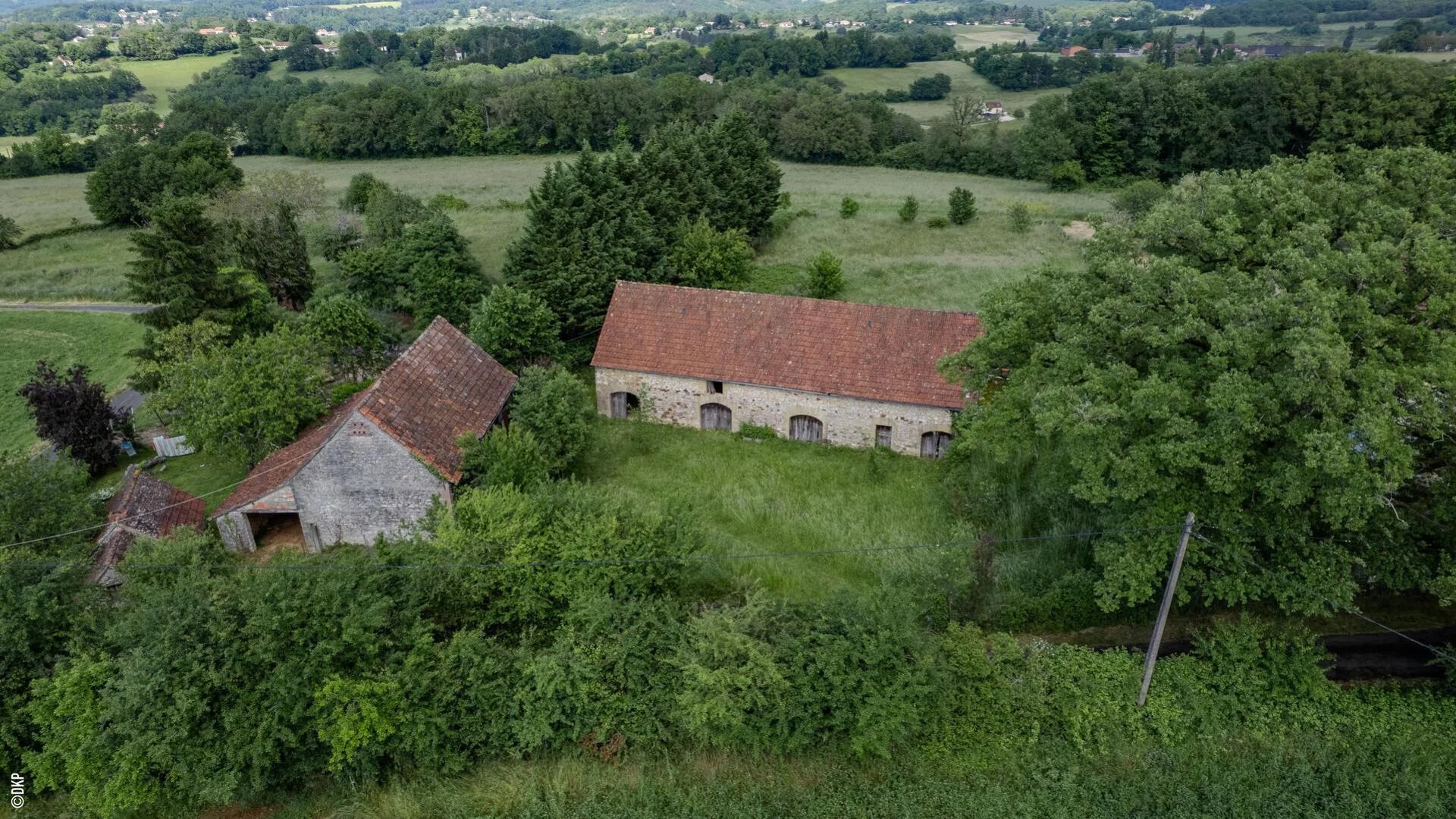 Gourdon,  grange 156m² + hangar 75m² sur 3332 m² de terrain avec