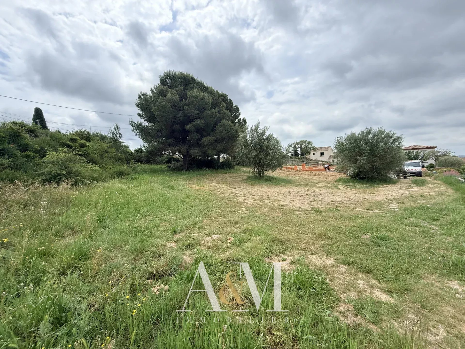 Terrain constructible 1058 m² viabilisé - Photo 3