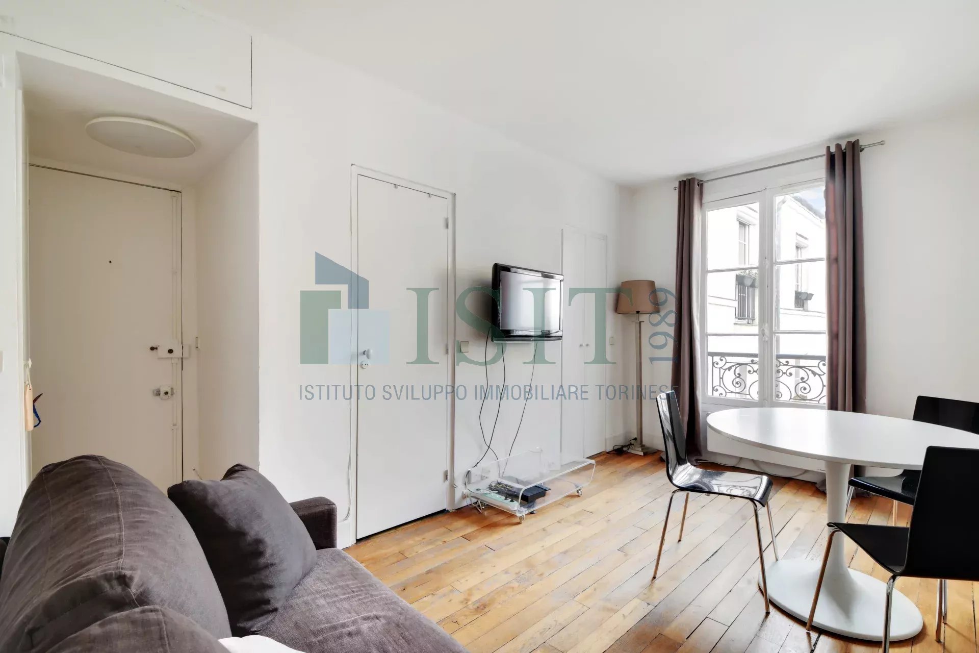 Nice two-room apartment in République