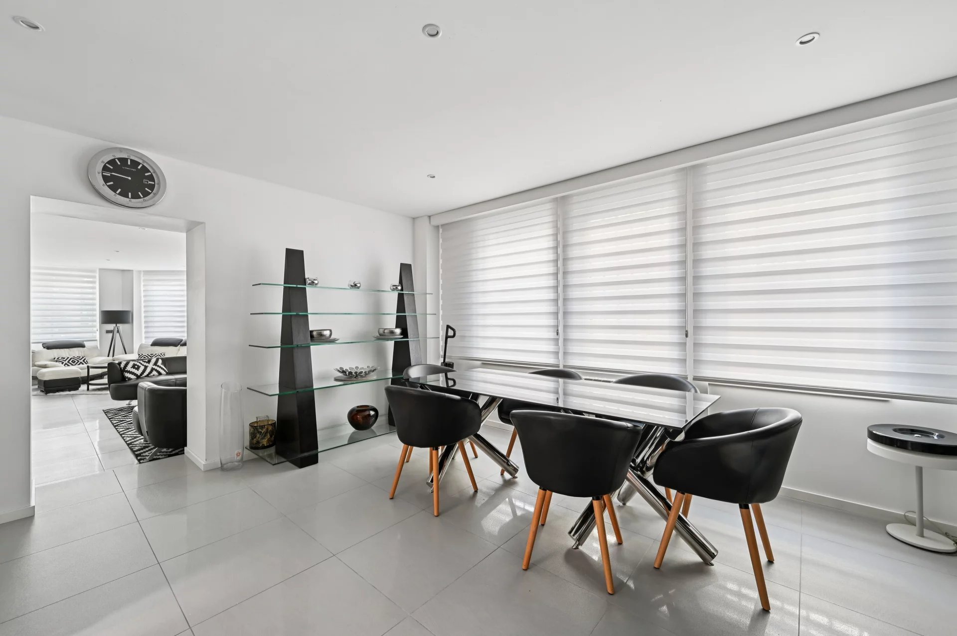 XVe - Rond-Point Saint-Charles. Just like a house.