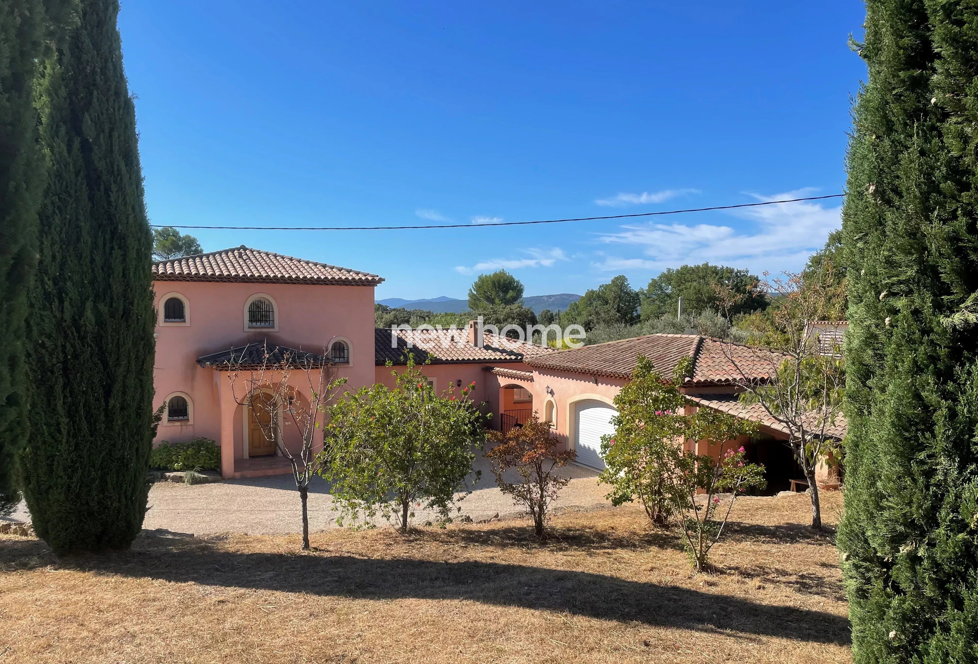 Proche de Lorgues, une villa provençale et lumineuse avec piscine et vue dégagée.