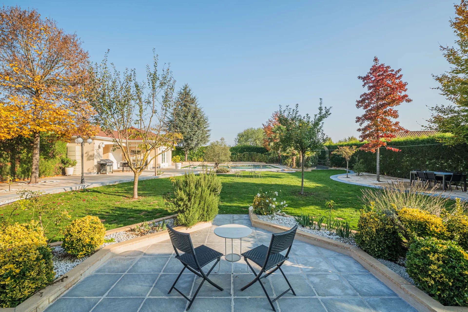 Contemporary villa of 240 m² with heated swimming pool, 49 minutes from Lyon - picture 3