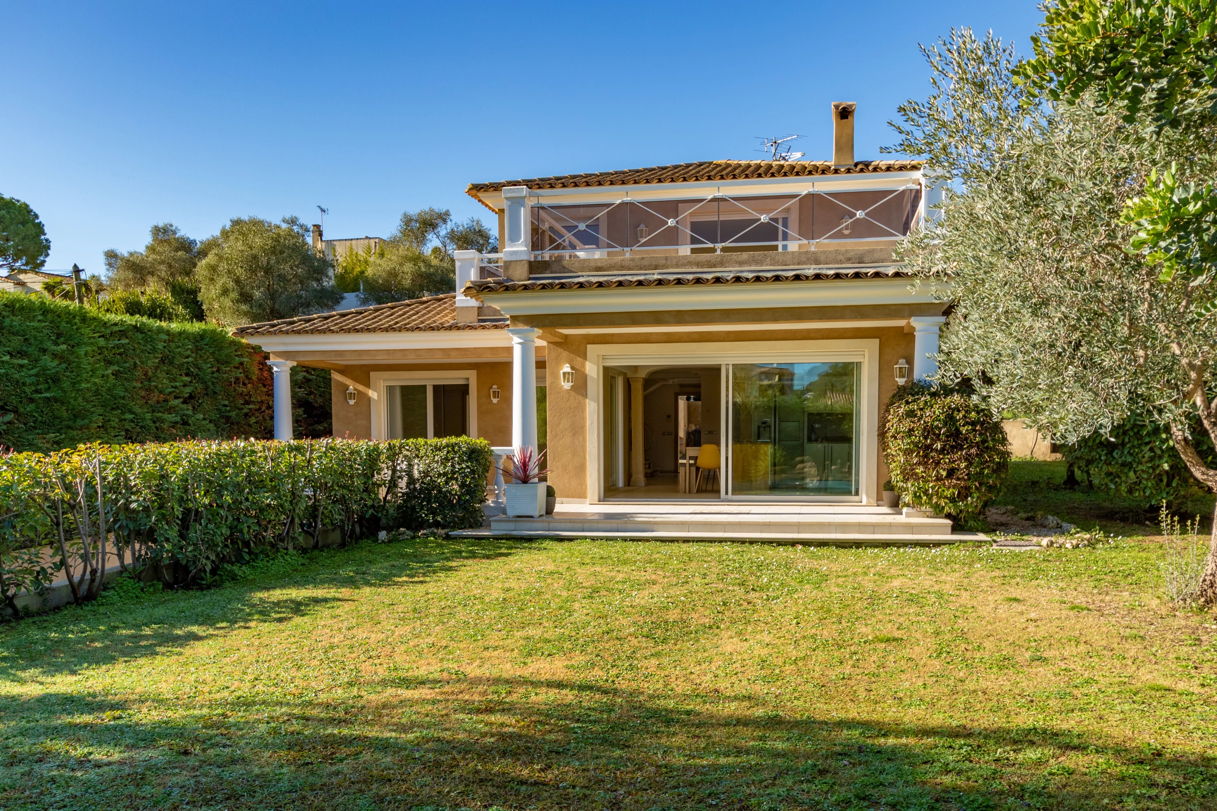 Luxury Villa with Swimming Pool in Antibes