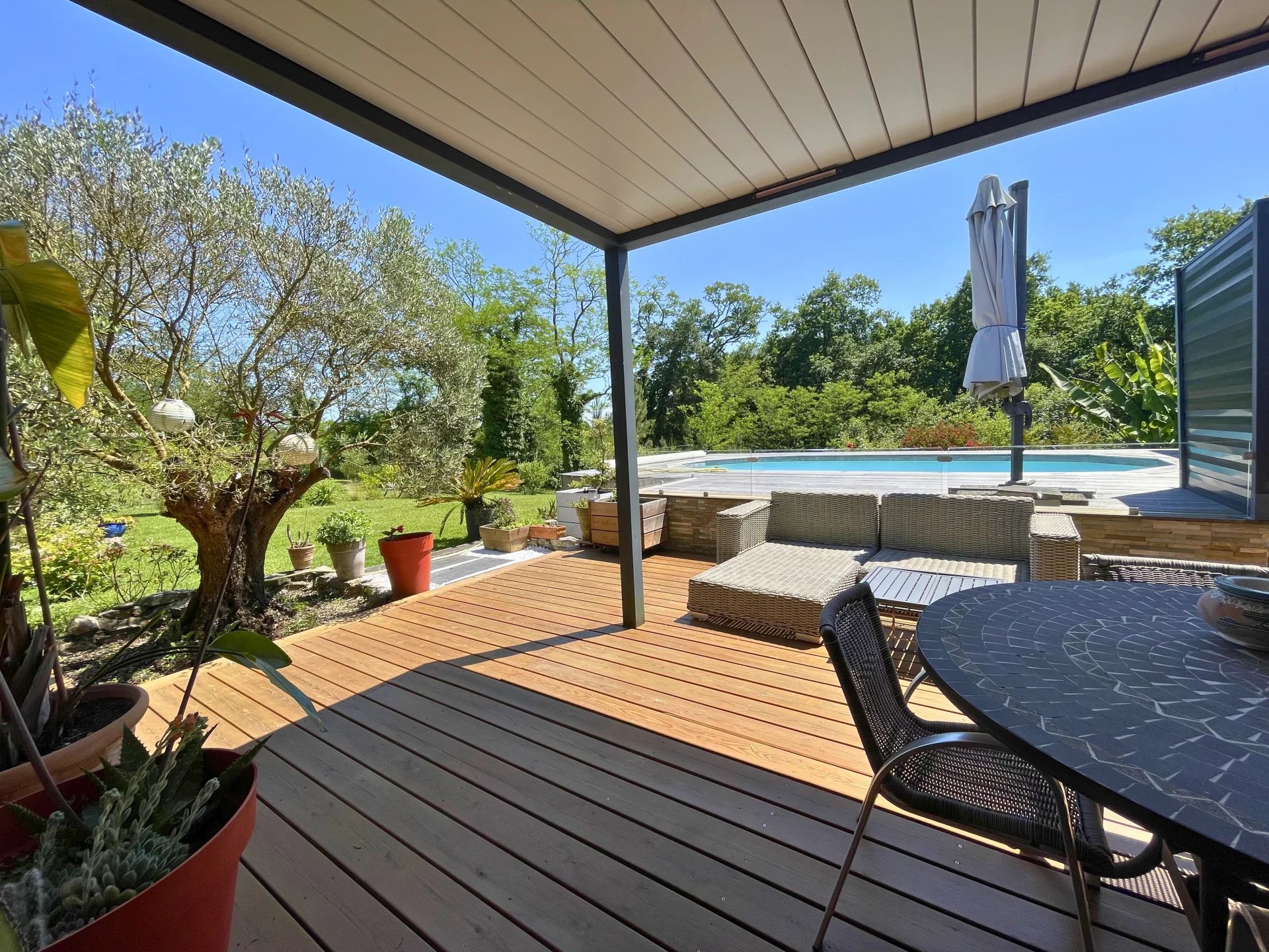 Maison plain-pied 157 m² - 5 chambres - Piscine - Terrain 2062 m²