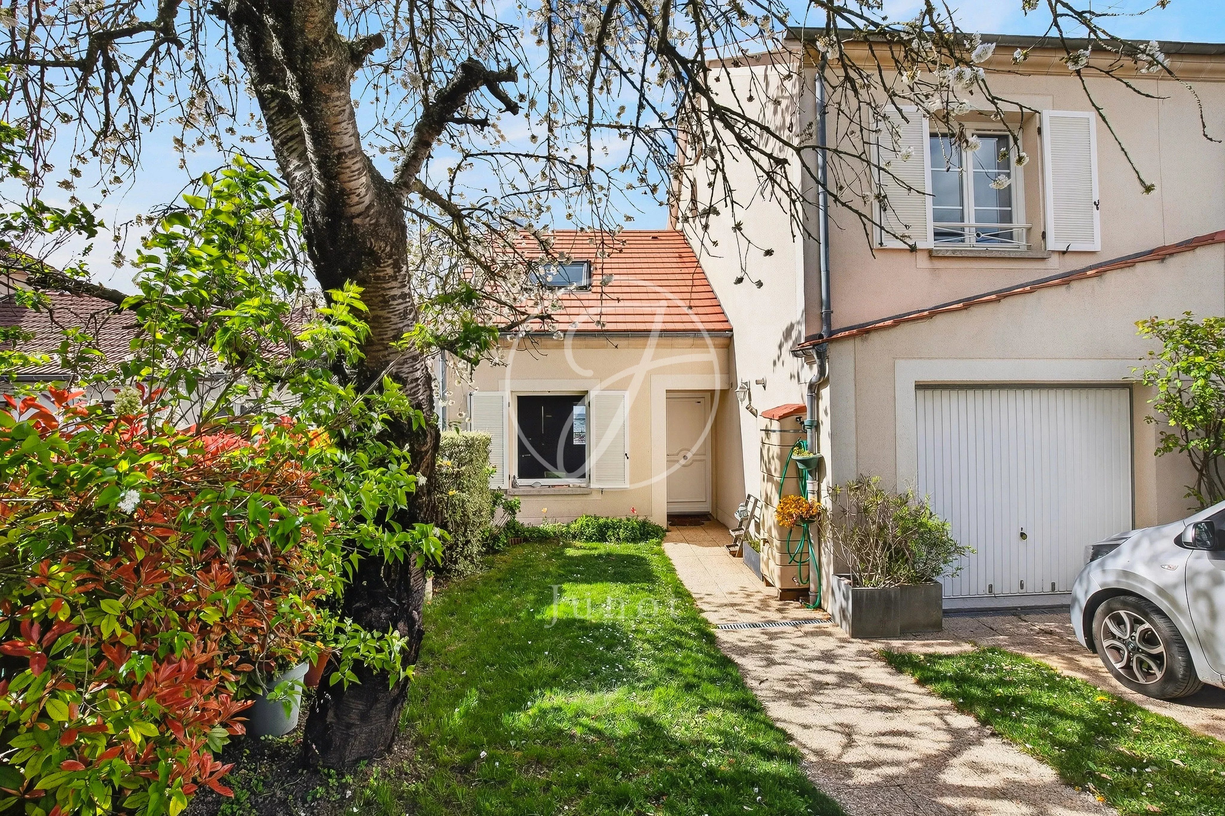 Rueil-Malmaison - COTEAUX - Maison à vendre - 4 chambres - Garage - 106.62m² carrez - Total 241,68 m².