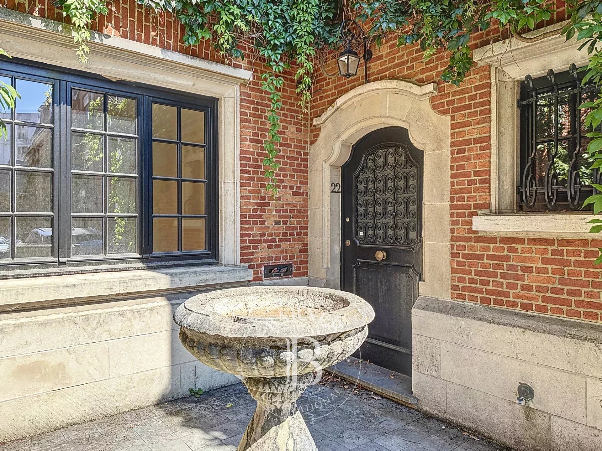 Facing the Abbey of La Cambre – Exceptional Townhouse with Renovation Project