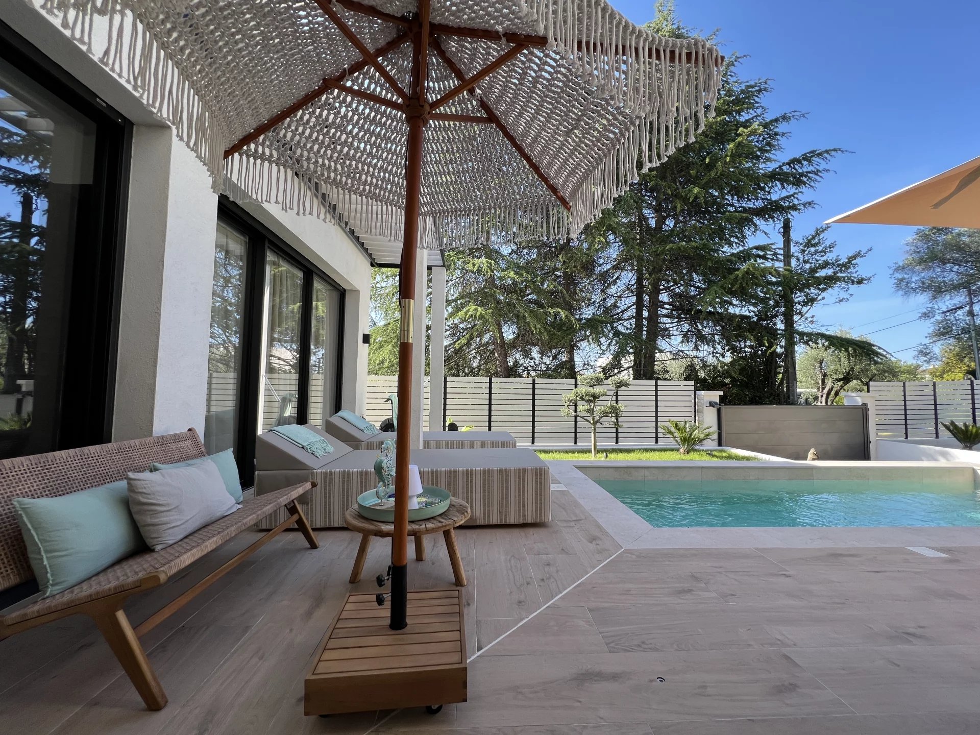 MOUGINS : Luxueuse villa au pied du village