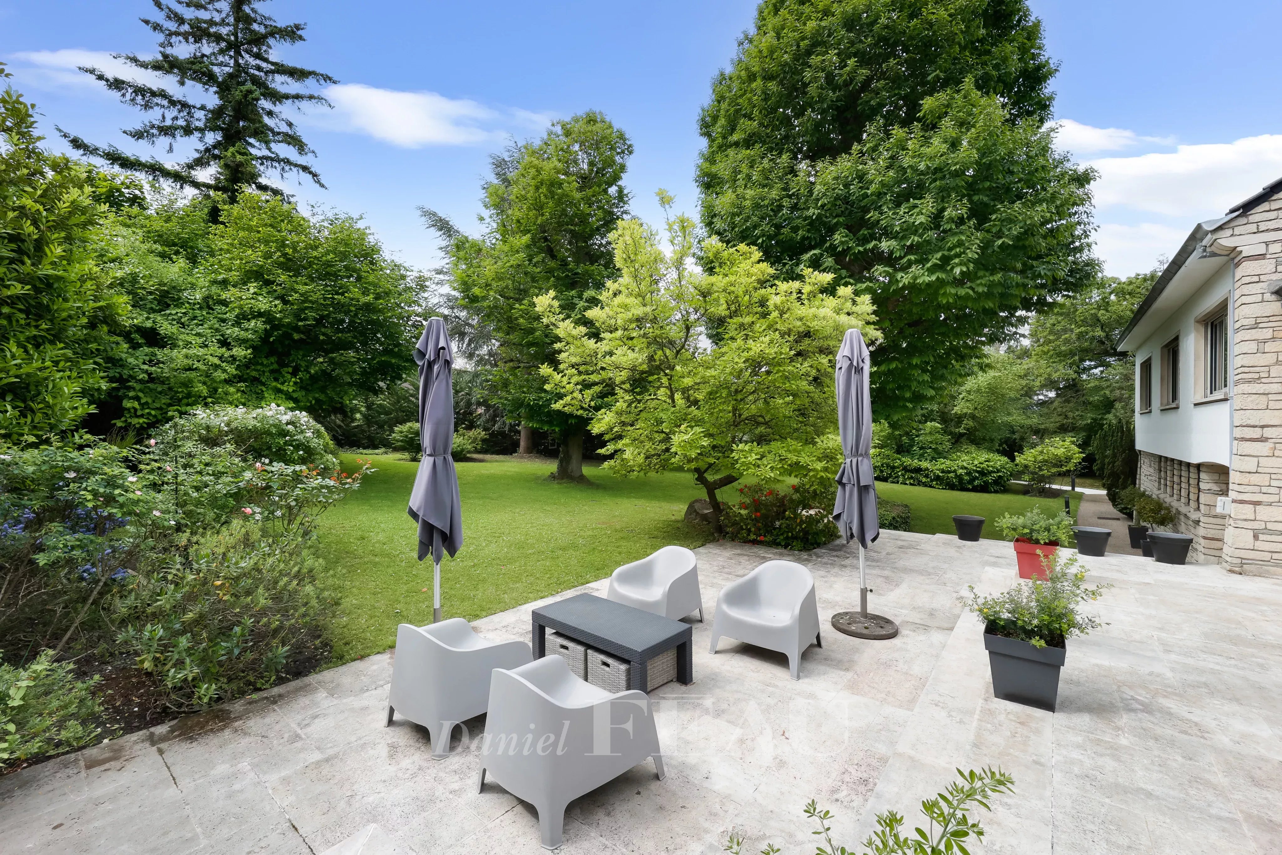 Terrasse ensoleillée tout au long de la journée