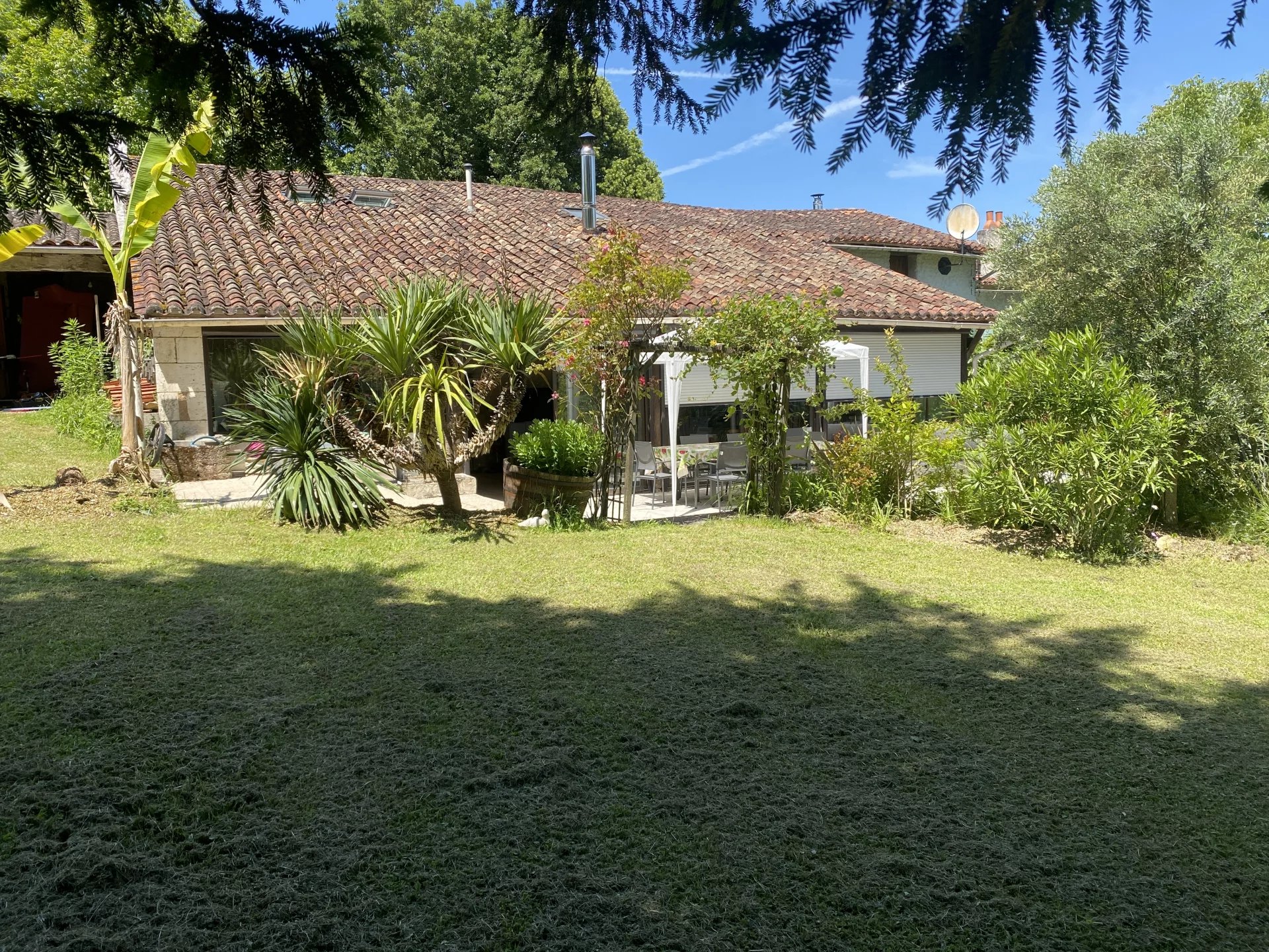 3 bed converted barn with stunning gardens and pool