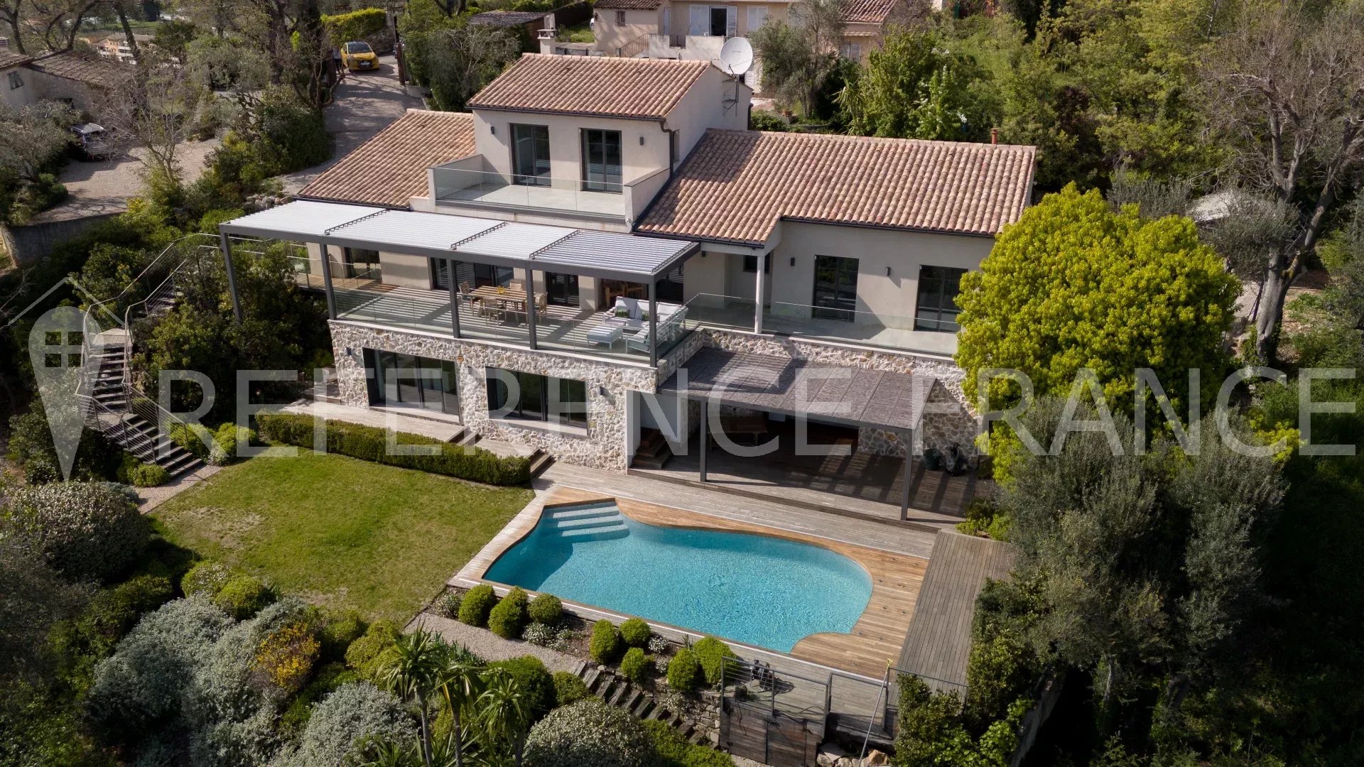 VILLA LUXUEUSE RENOVEE A PIED DU VILLAGE DE VALBONNE.