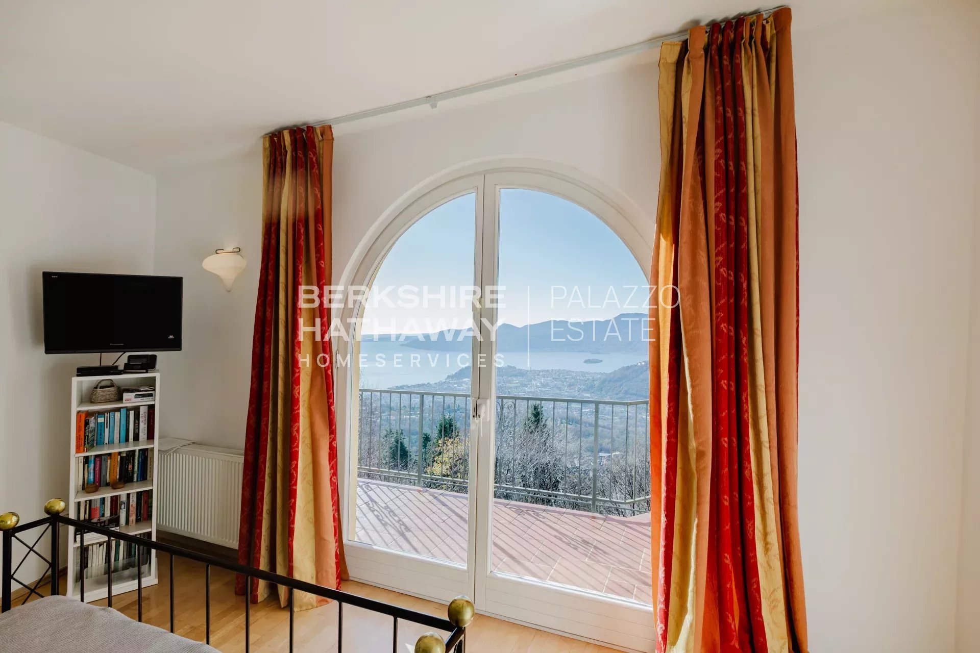 Villa moderna di lusso con vista panoramica sul Lago Maggiore e sulle Alpi