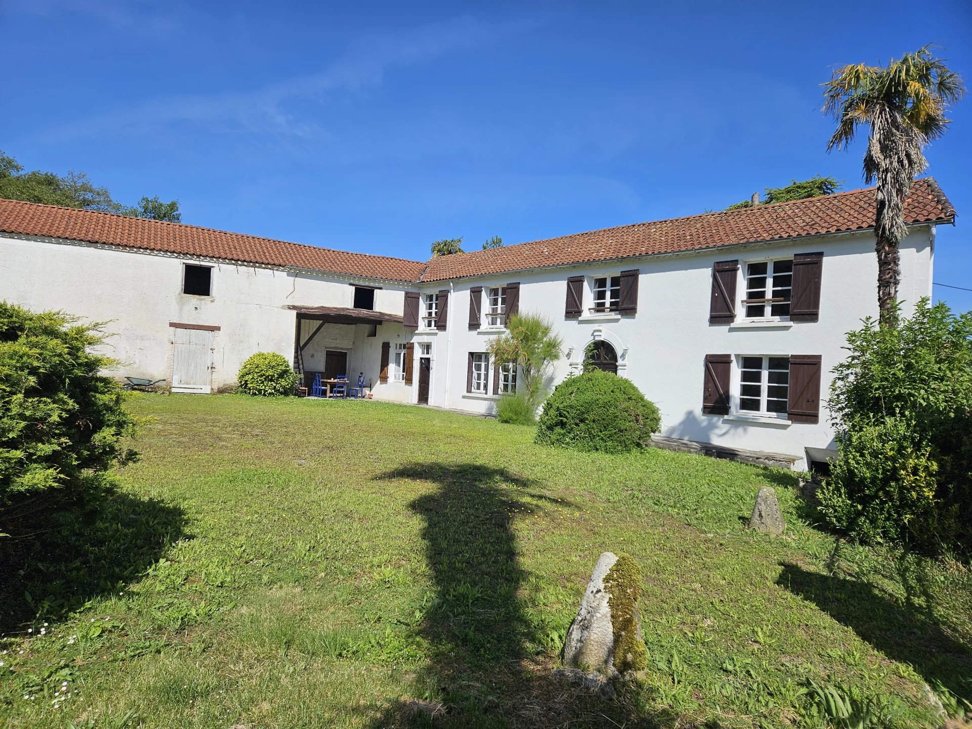 Ferme de village caractère avec 3 ha de terrain.