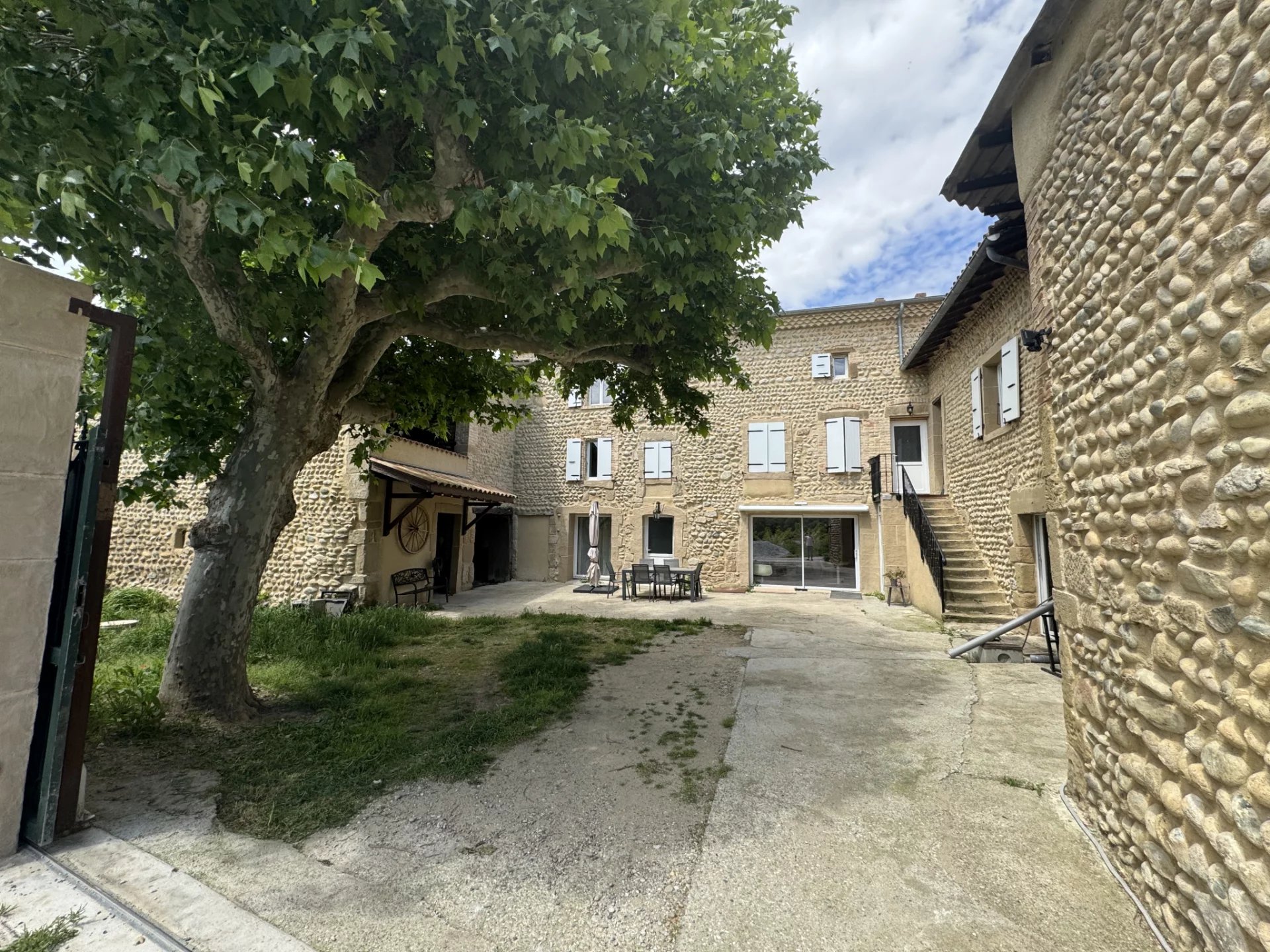 MAISON A PONT DE L'ISERE (26) 230 m2 HABITABLES