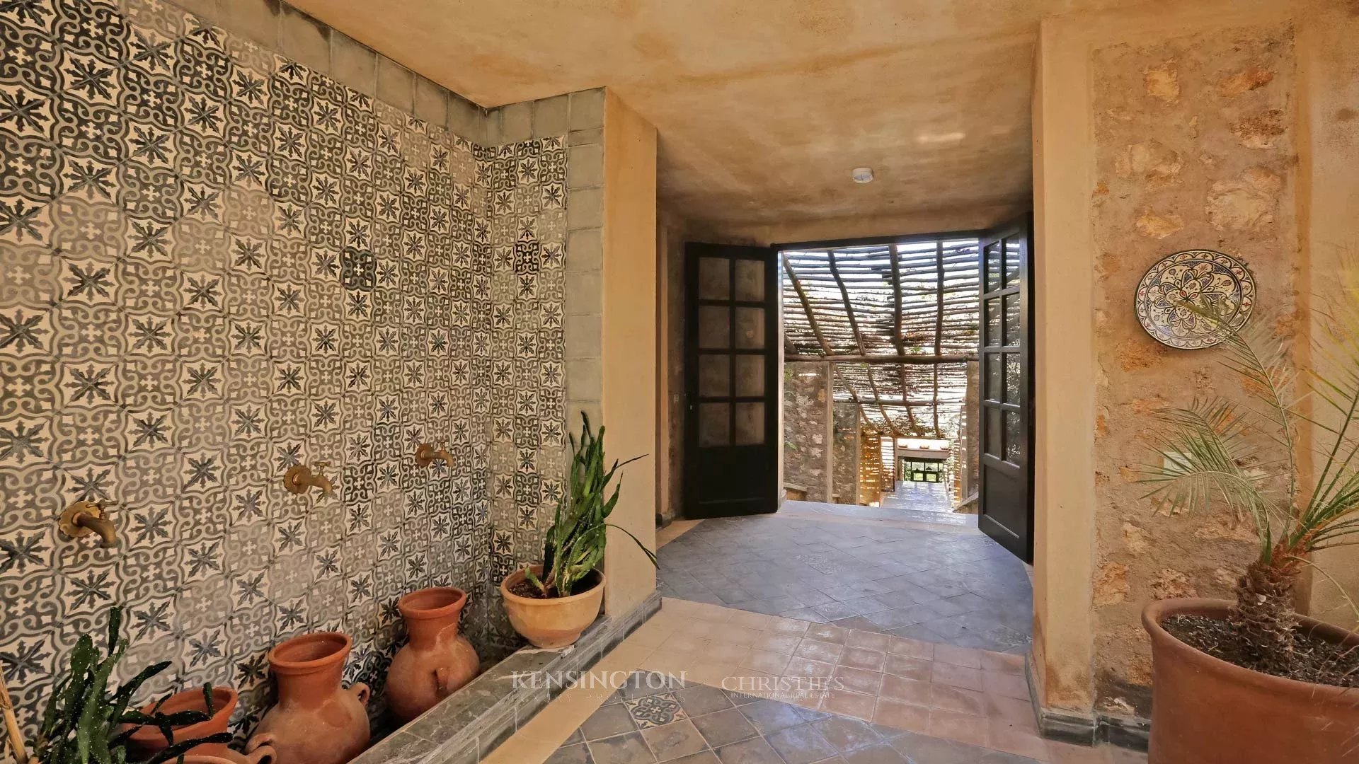 6 Bedroom Villa/Townhouse's Image 17