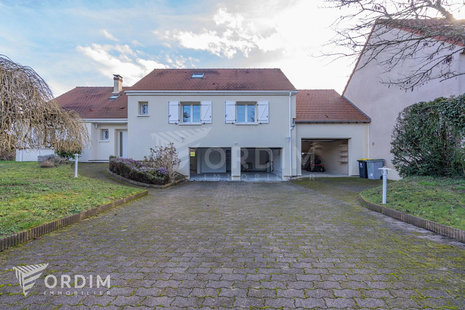 **CHARBUY**- construction cossue type 8, 6 chambres - sous-sol total + garage.