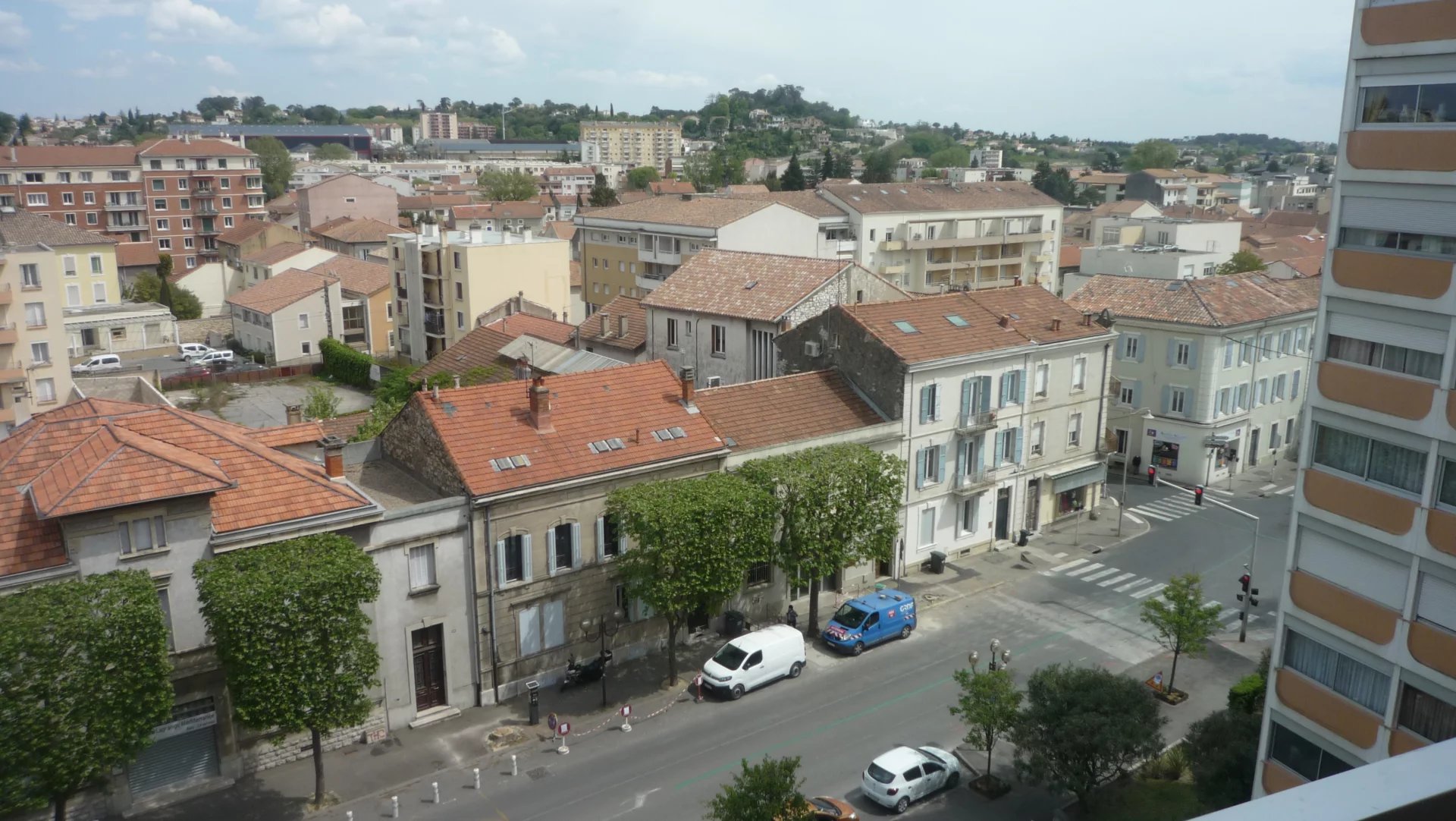 FAUX P3 EN PLEIN CENTRE VILLE, VUE DOMINANTE