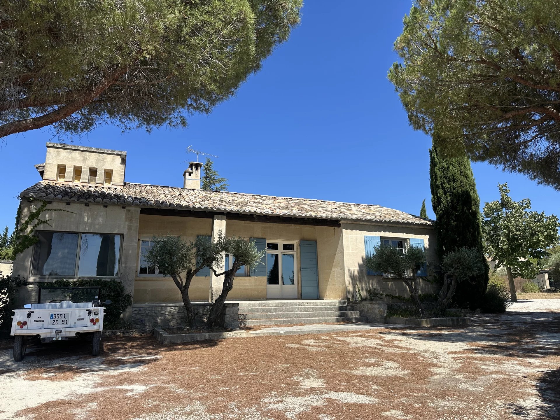 FONTVIEILLE - HOUSE FOR SALE WITH SWIMMING POOL