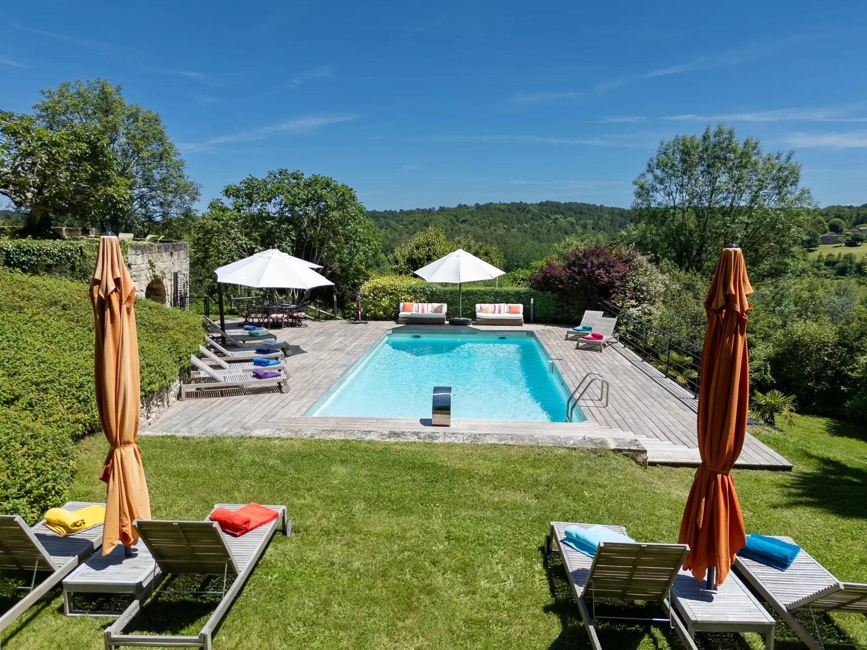 SCHLOSS MIT POOL UND TENNISPLATZ IN BORDEAUX ZU VERKAUFEN