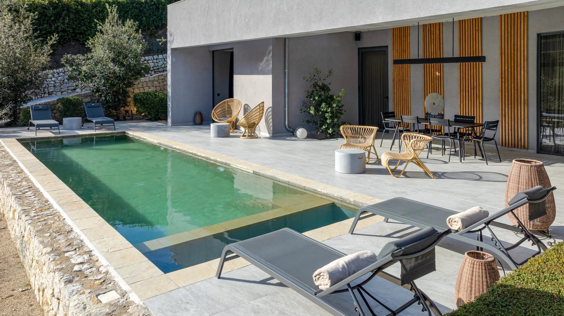 Contemporaine à pied du village 22