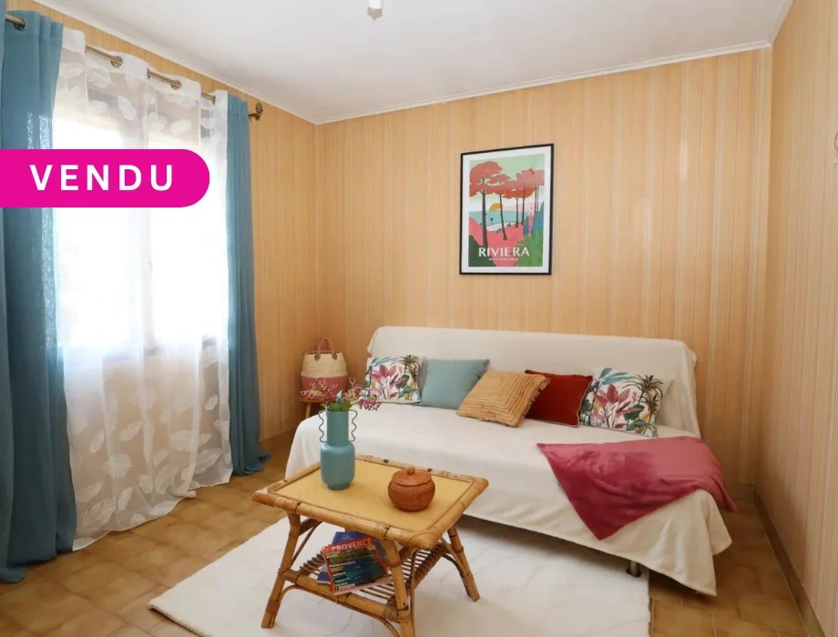 EXCLUVISITE – HYERES  Maison familiale de plain-pied + studio à l’étage avec jardin proche de la plage de l'Almanarre