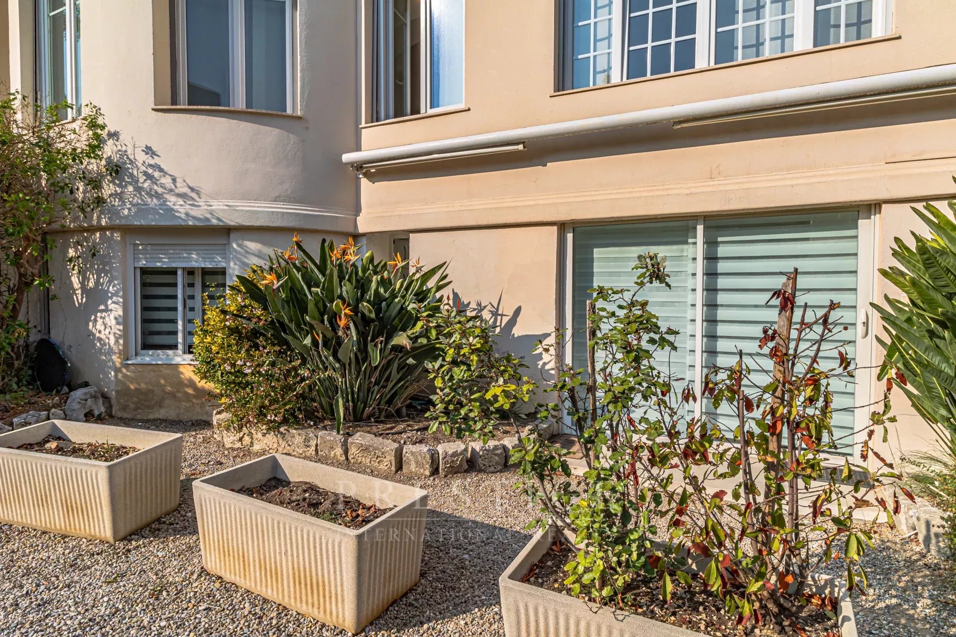 Juan les pins, 2 pièces, jardinet et parkings collectifs