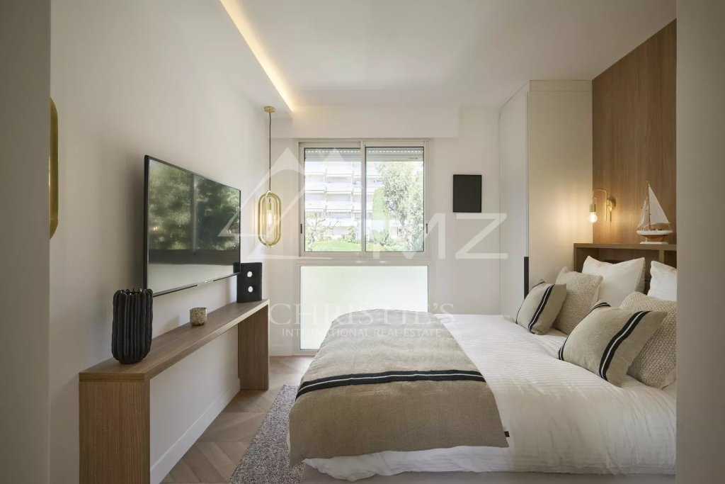 Apartment for sale in Cannes — 3-room apartment on the top floor in the city center