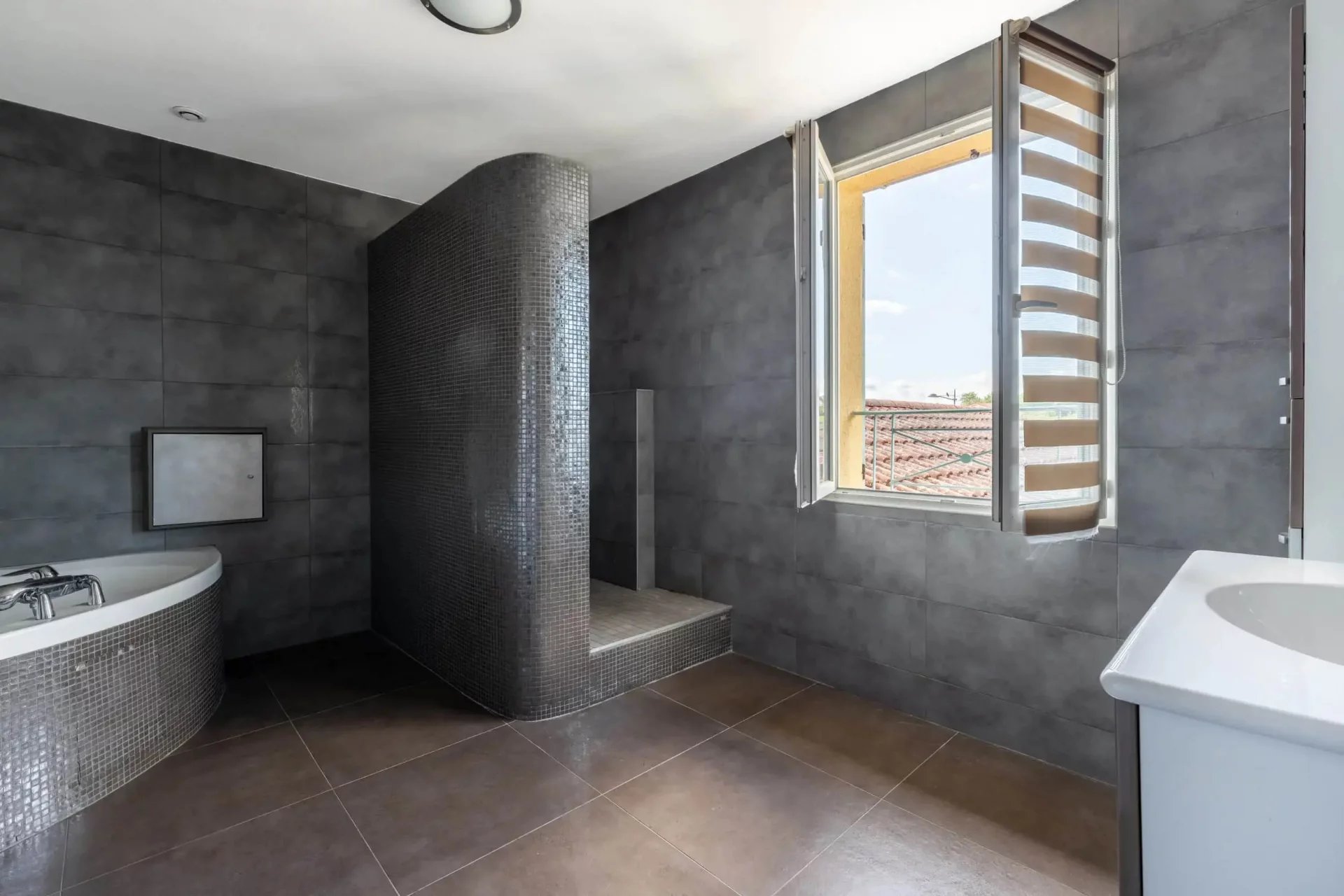 Maison d'environ 230 m² avec terrain plat + piscine