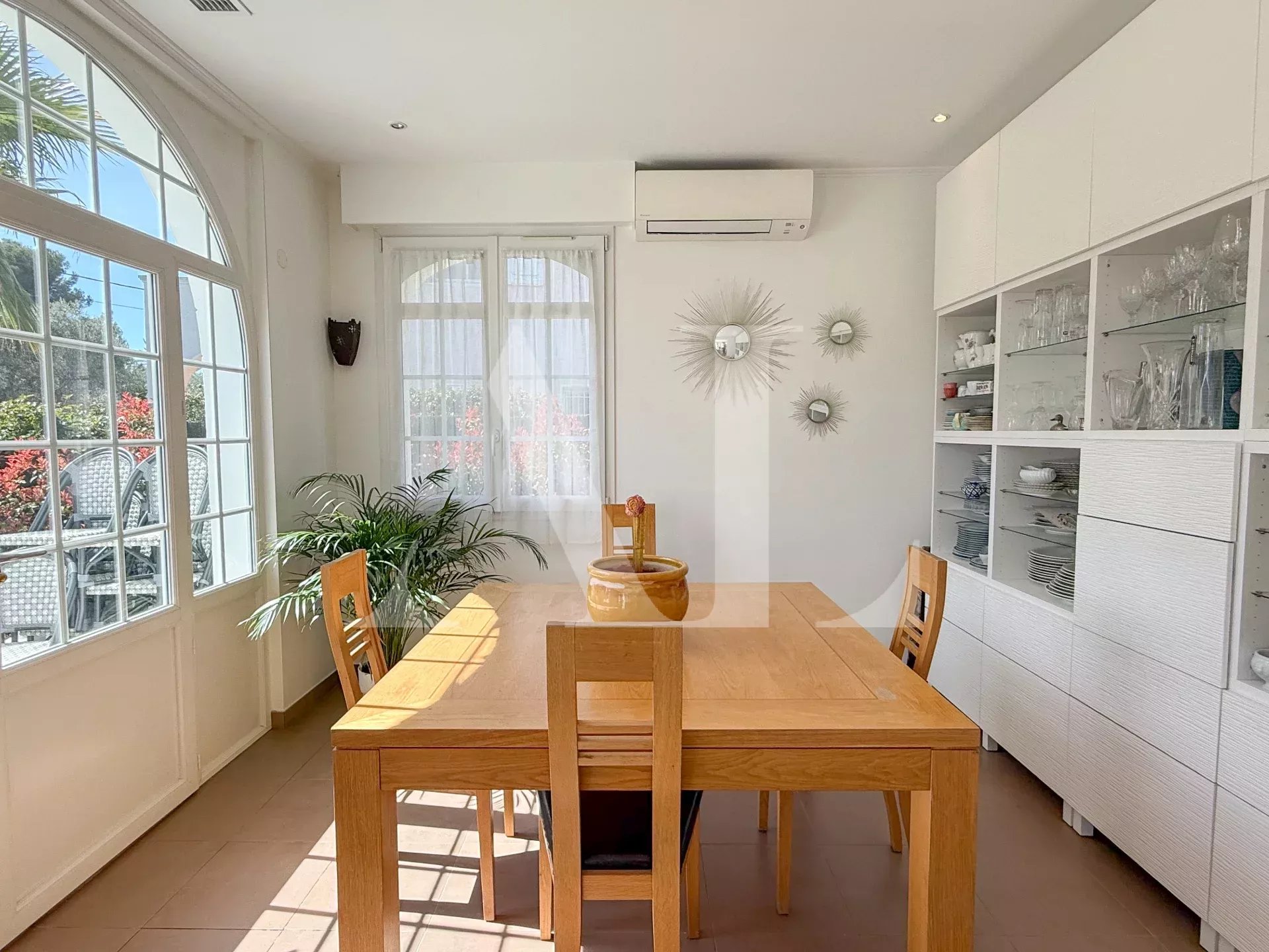 ANTIBES OUEST - VILLA AVEC PISCINE PROCHE MER À PIED