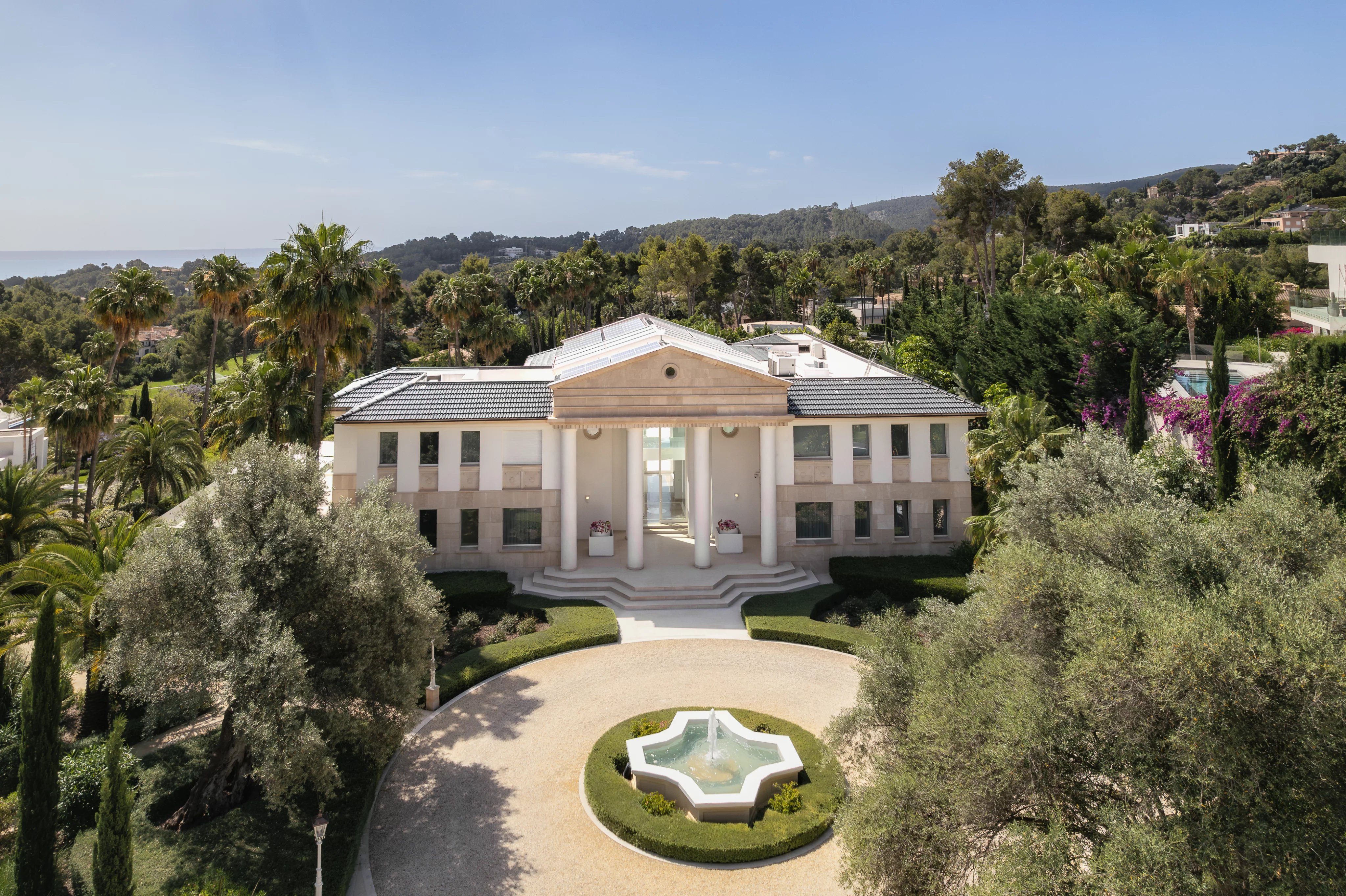 Manoir de style Hollywood avec plus de 6 000 m² de jardins plats
