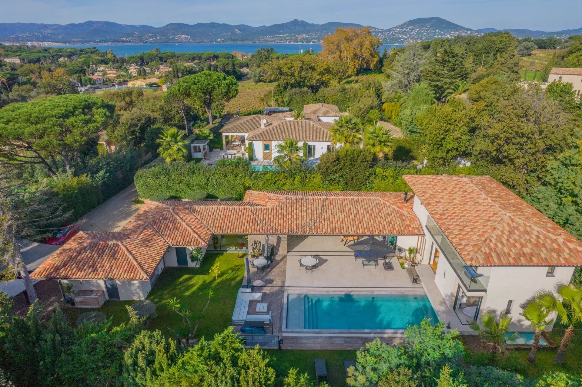 Saint-Tropez: superb new villa on the outskirts of the village