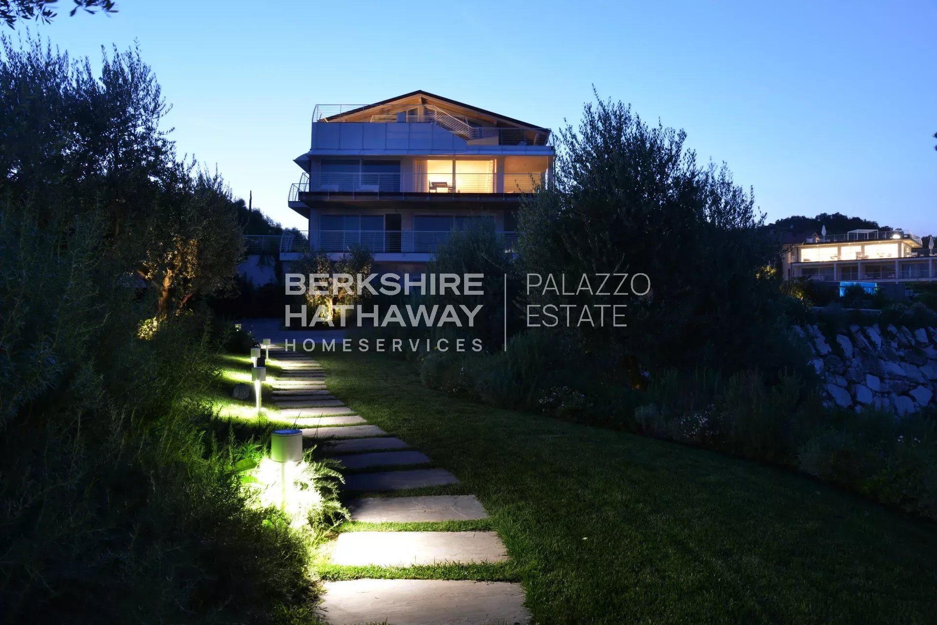Modern Apartment with Private Garden and Exclusive Amenities on Lake Garda