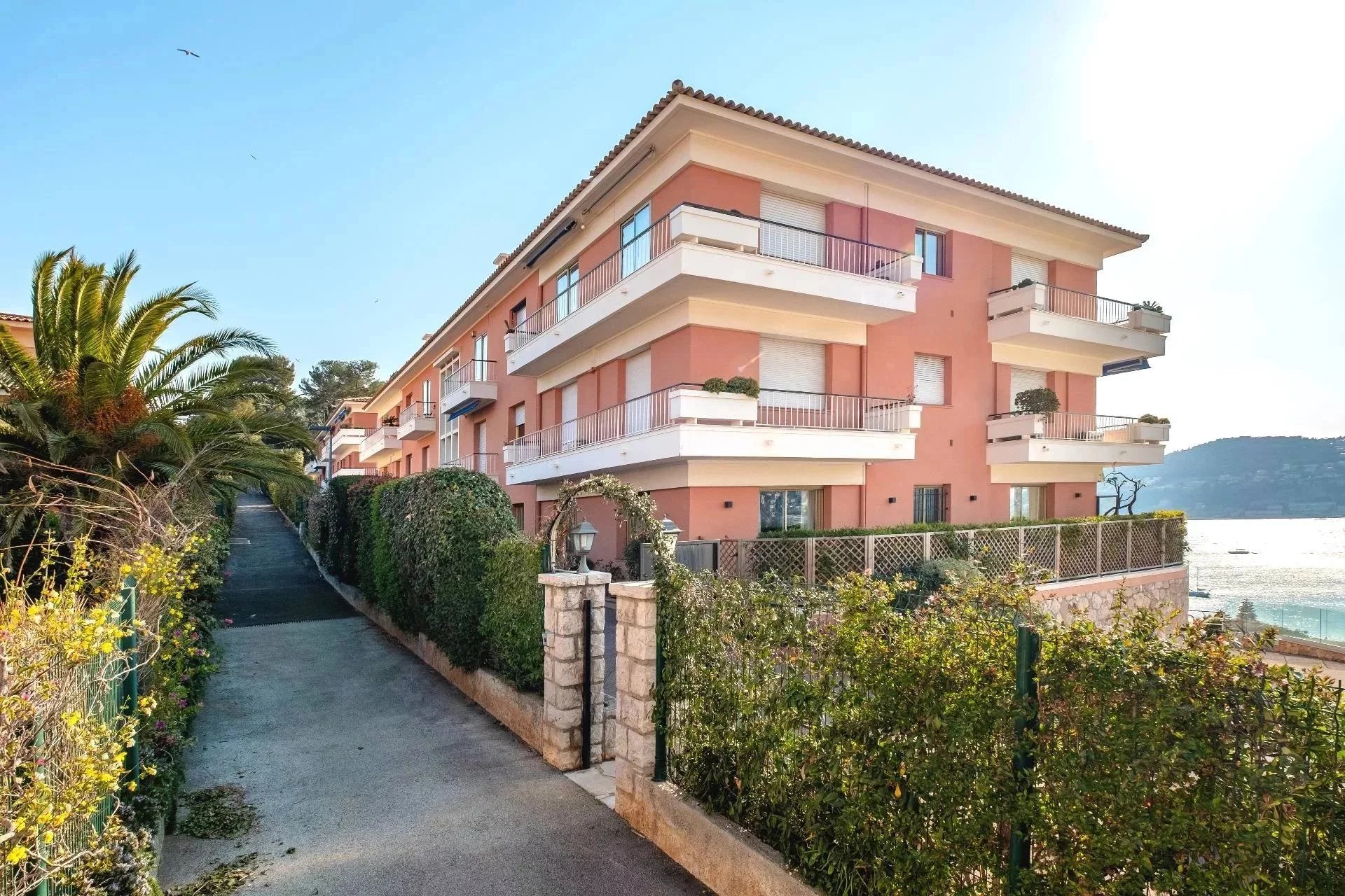 Luxury 4-bedroom with sea-views