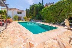 Cannes Croix des Gardes elegant character villa — photo 2 of 7