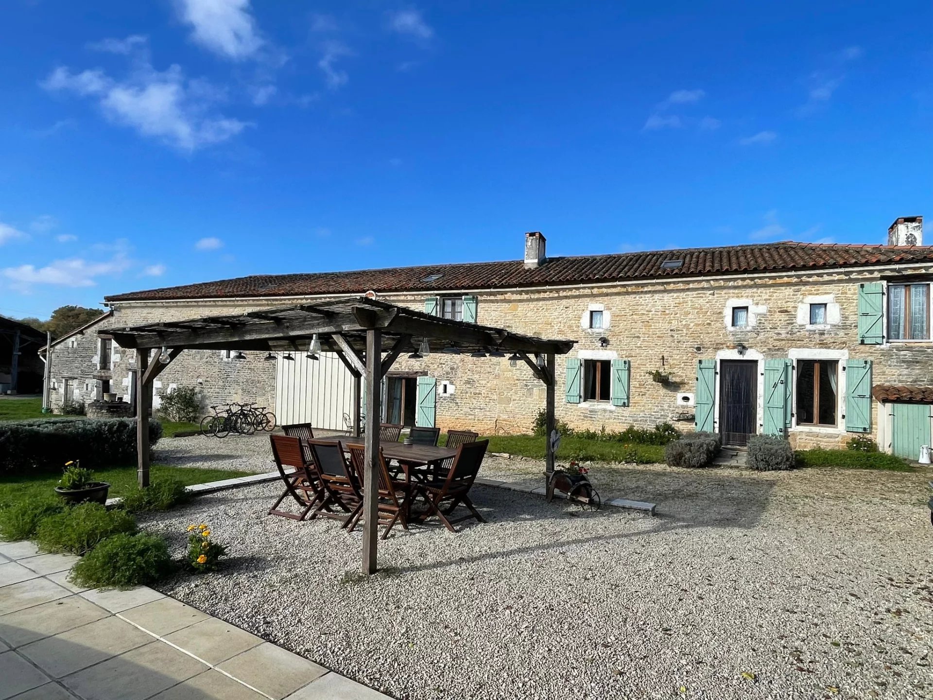 Belle ferme en pierre avec deux gîtes