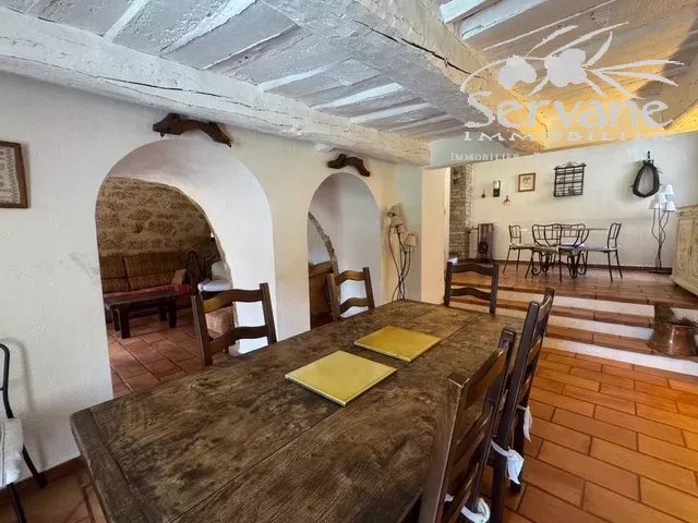 SALERNES Property with strong rental potential: 3 houses and a separate apartment