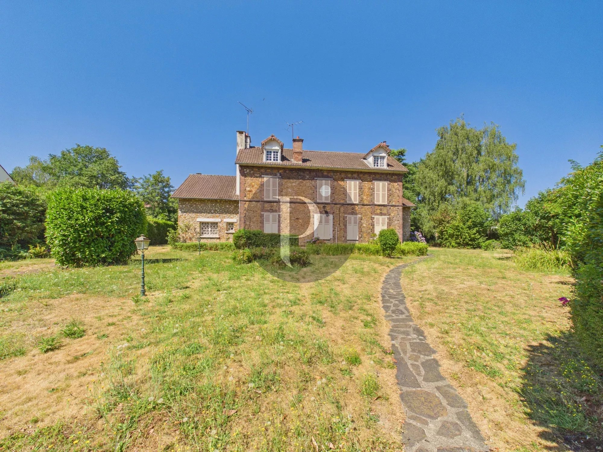 91430 – VAUHALLAN – Propriété 9 pièces – Réception 100 m² – Terrain paysagé 2016 m²