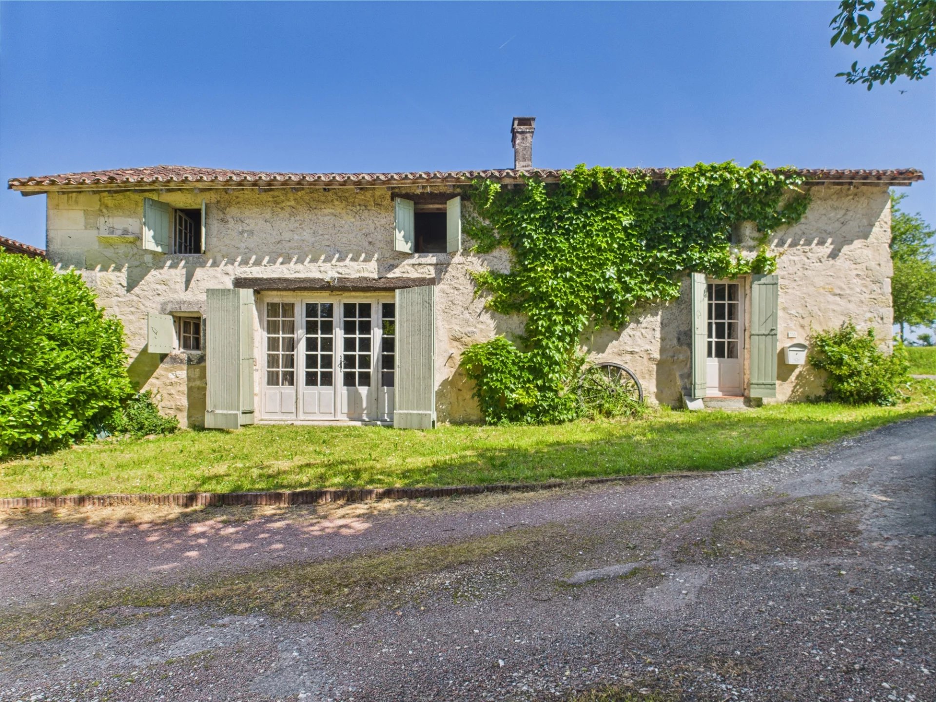 Belle maison au calme avec commerces à pied!